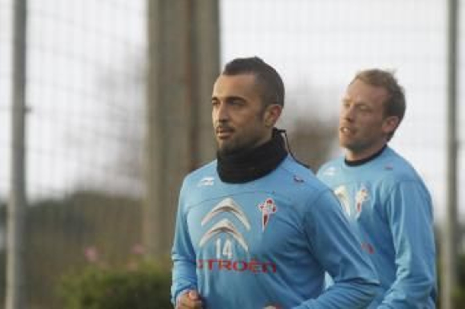 Cristian Bustos, junto a Krohn-Dehli, en un entrenamiento con el Celta en A Madroa.