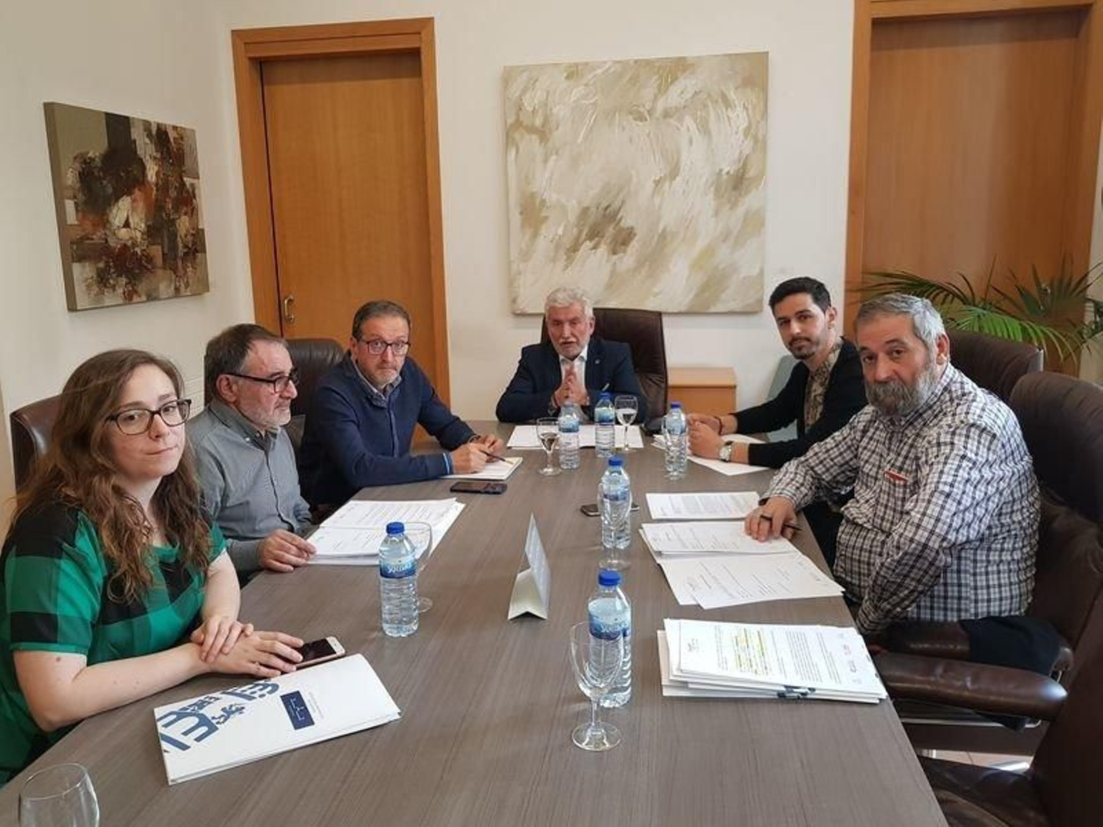 Rosendo Fernández preside la reunión del jurado del premio Rodolfo Prada.