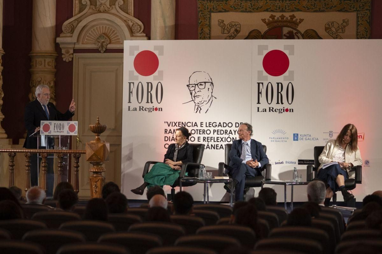 Miguel Santalices durante a clausura do acto con Maribel Outeiriño, Xosé Eduardo López e Patricia Arias.