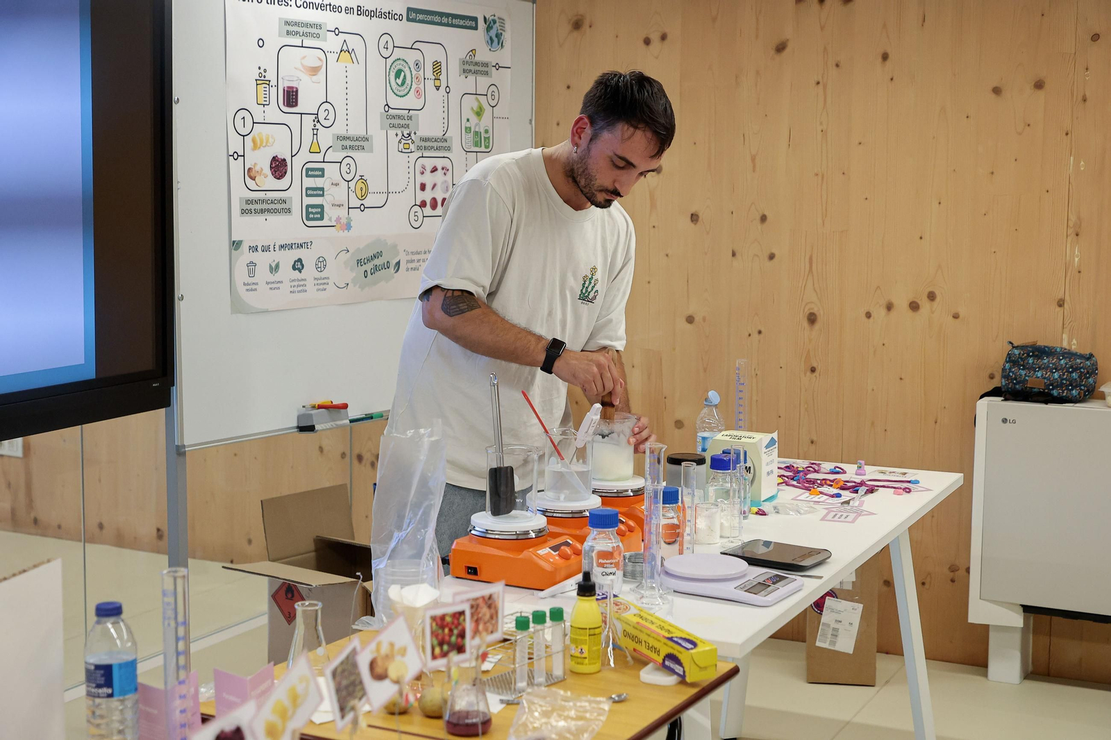 Galería | La feria G-Night toma el edificio Redeiras y el Berbés con sus talleres científicos