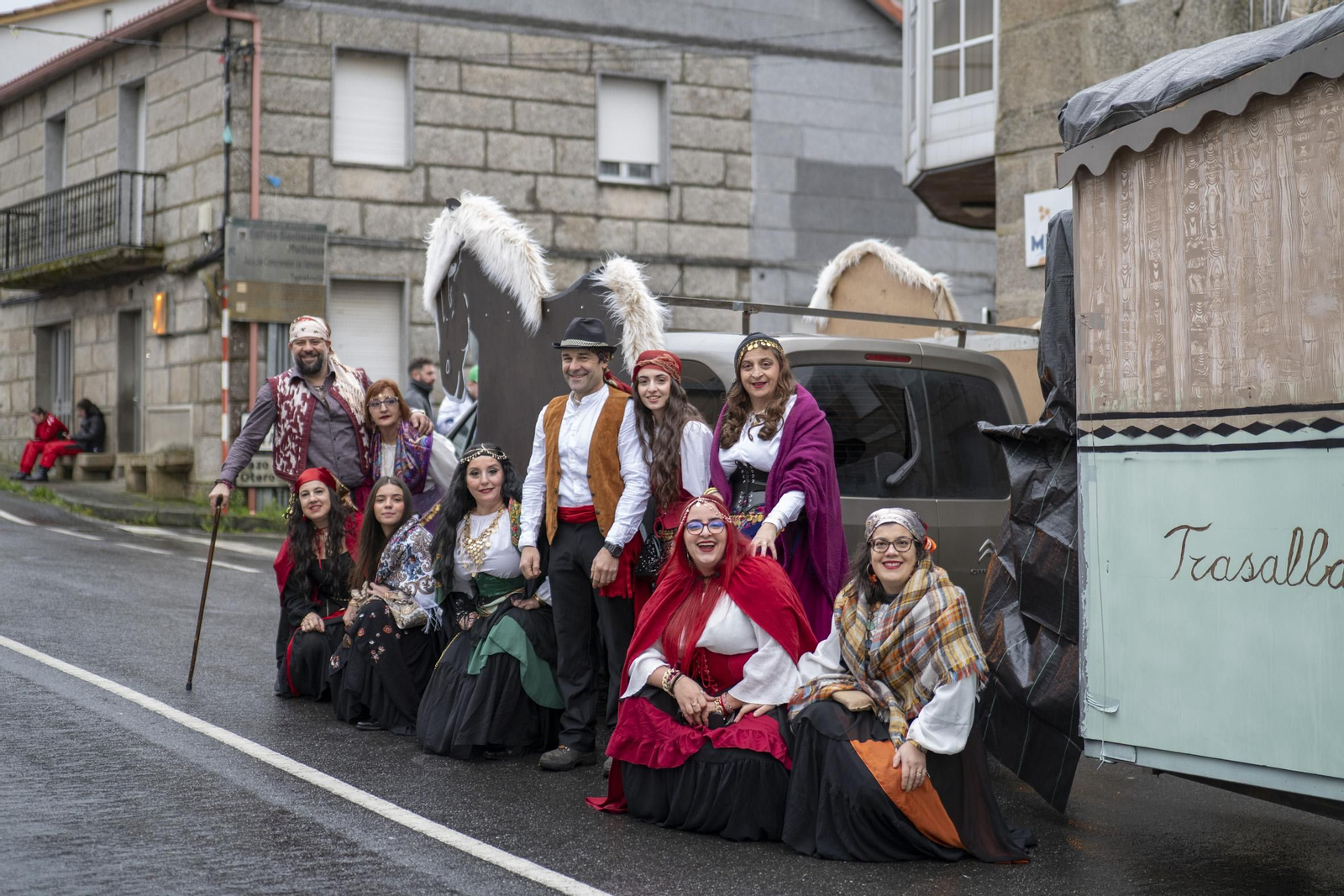 Galería | El Entroido itinerante de Parada de Amoeiro lleva la diversión por bandera