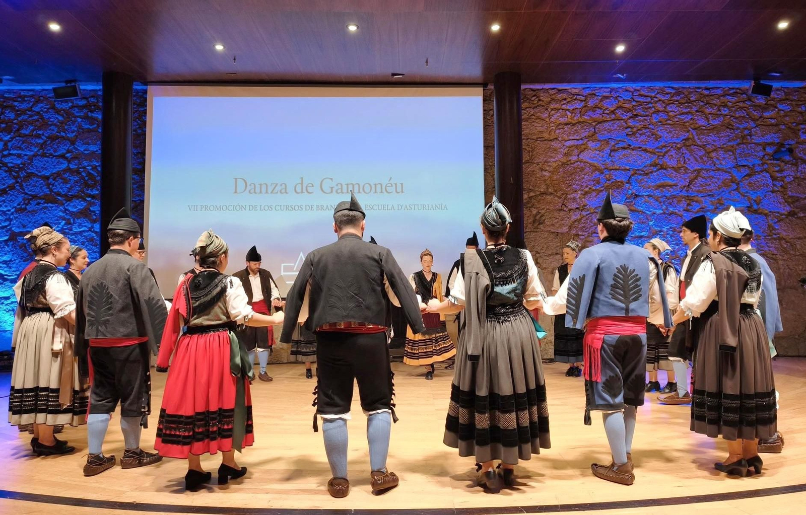 Participantes en la clausura de la Escuela de Asturianía