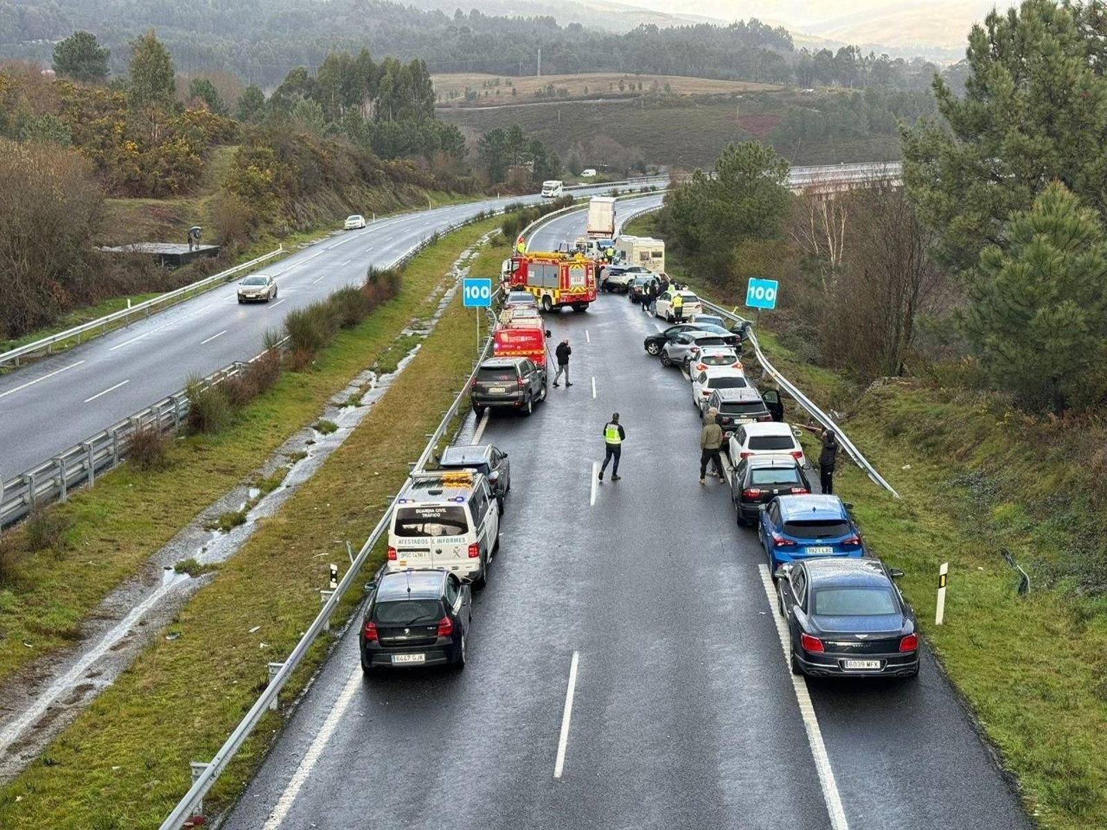 Despliegue por el accidente múltiple en la A-52.
