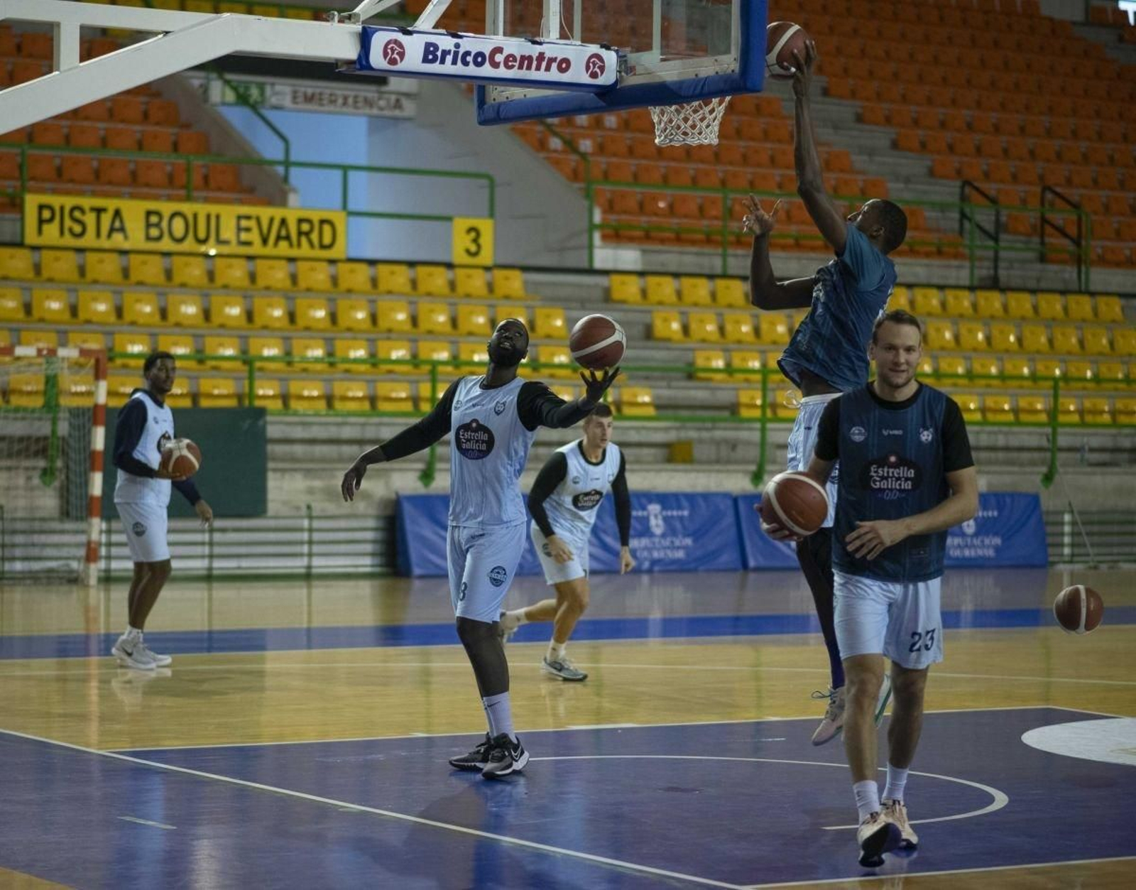 Varios jugadores del COB en un entrenamiento celebrado en la cancha central del Pazo.
