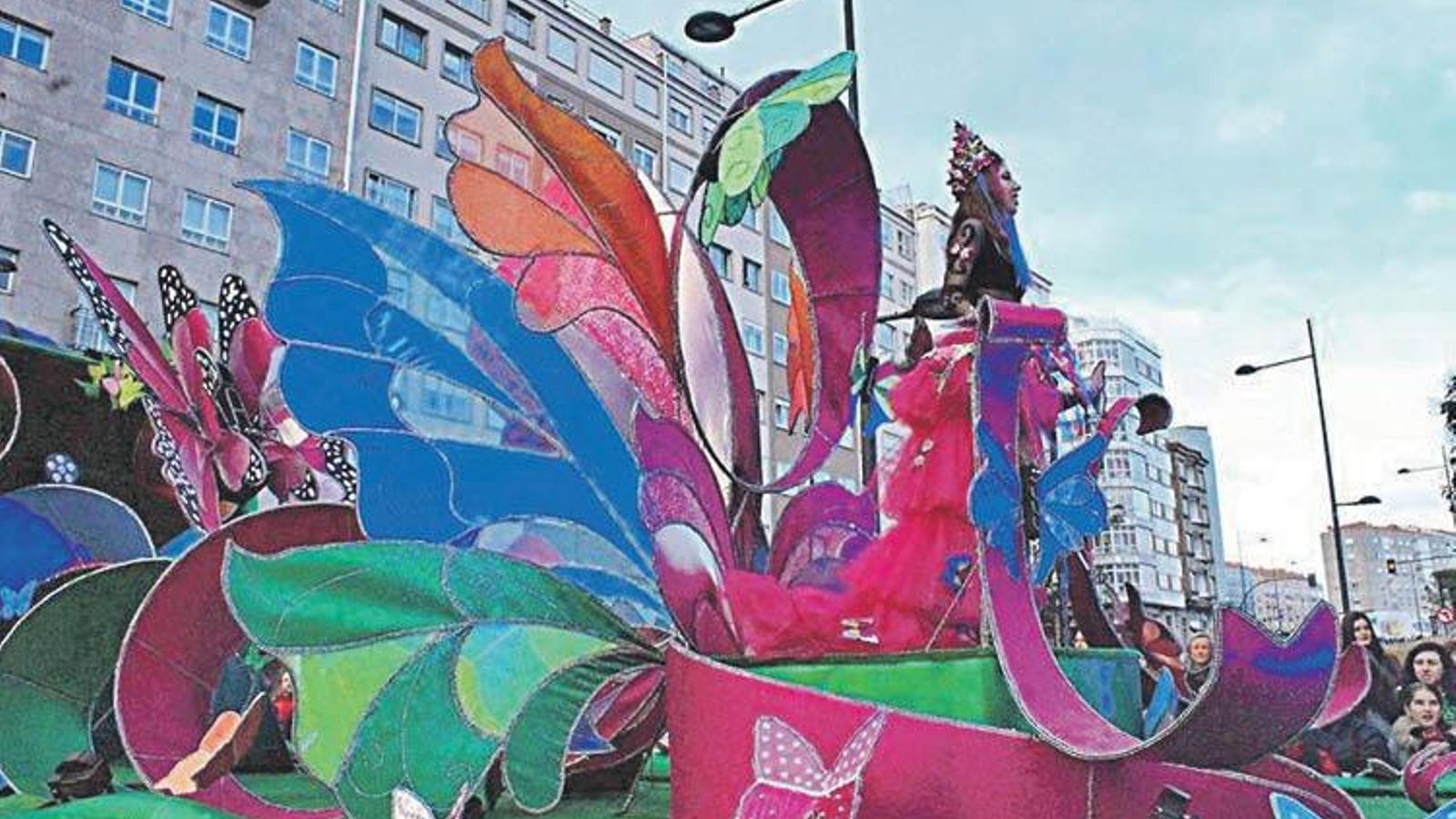 Desfile de comparsas en Vigo. El Entroido domina en el rural pero tiene su vertiente urbana.