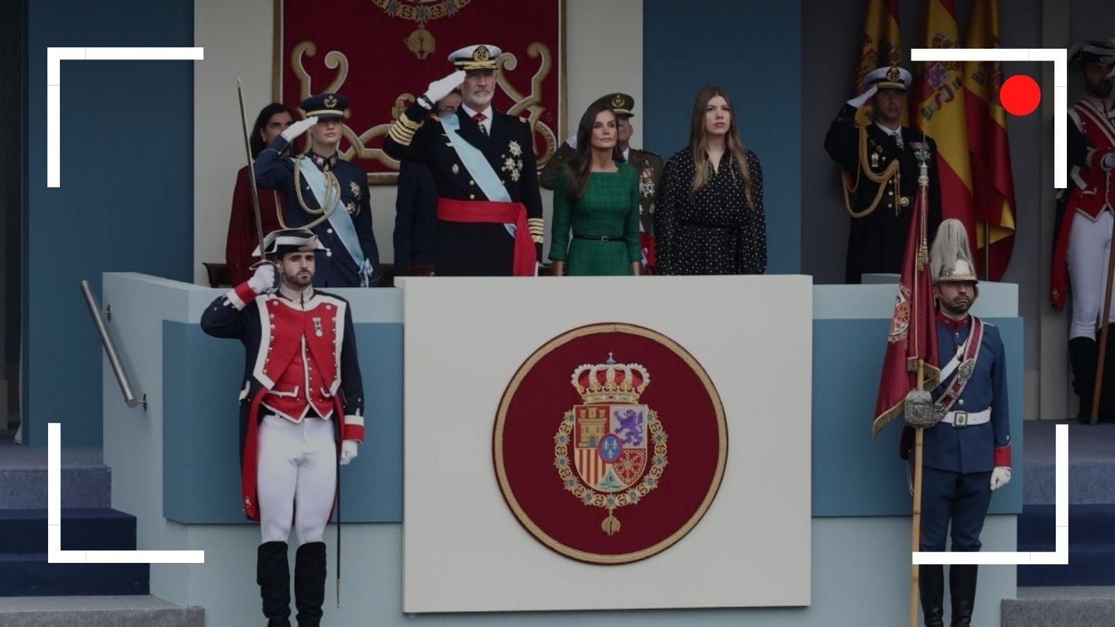 Los reyes y sus hijas en el desfile del año pasado en Madrid.
