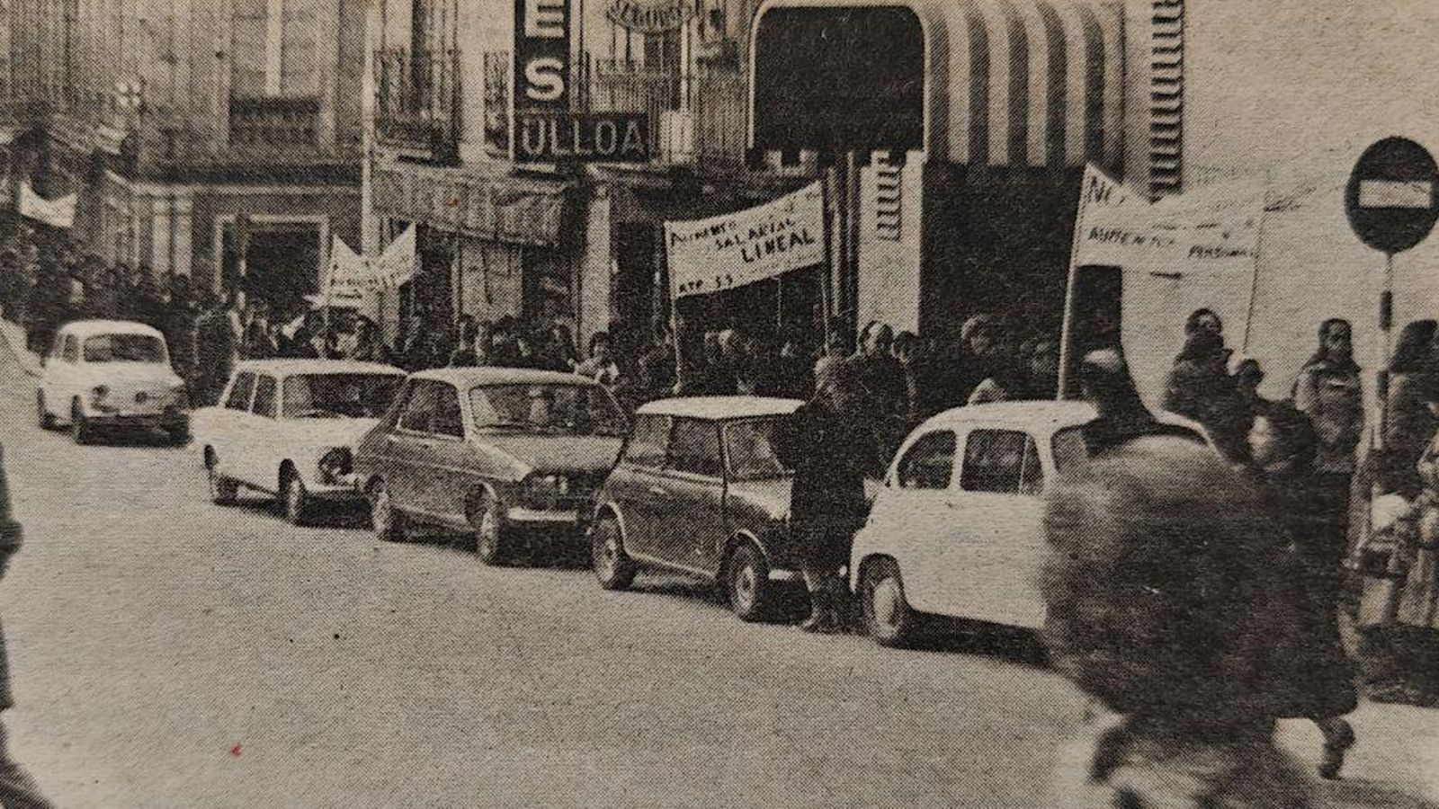 Manifestantes por la calle de Eugenio Montes.