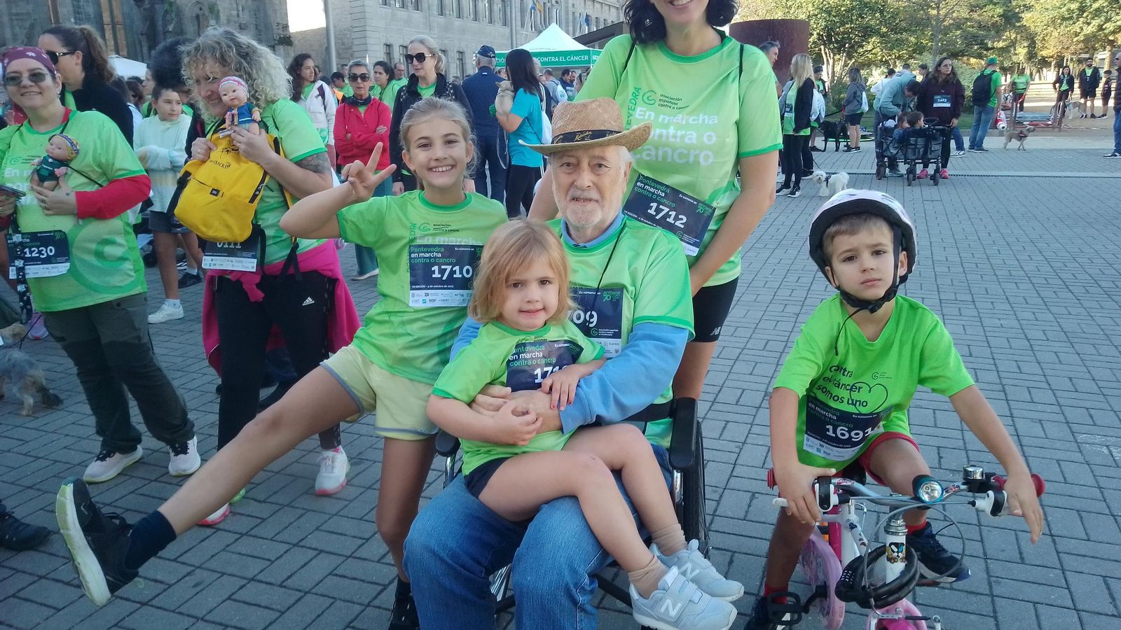 Una familia completa que formó parte de la marcha contra el cáncer en Pontevedra