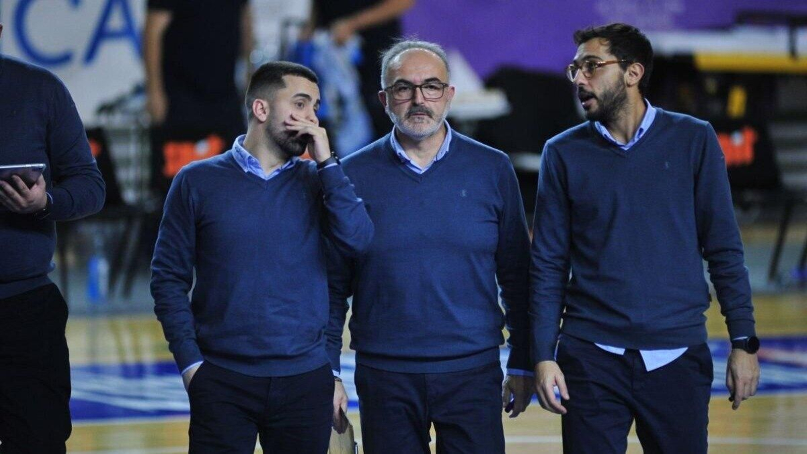 Xoel Folgueiras, Moncho López y Diego Gómez, se dirigen al túnel de vestuarios en el Pazo.