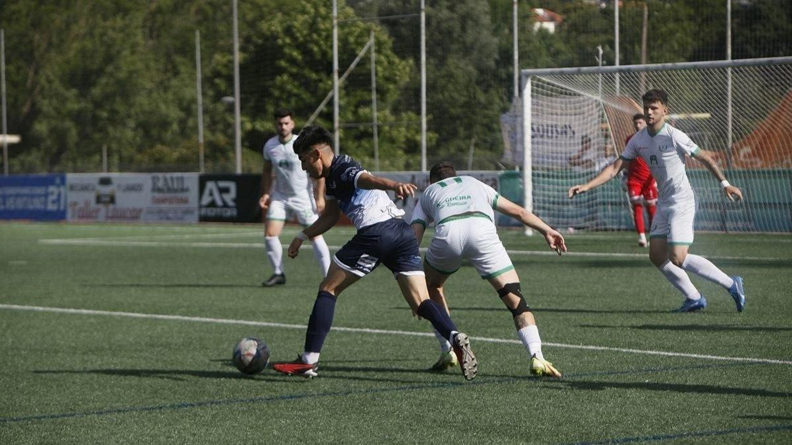 El argentino Ariel, del Cented, deja en el camino al afilador Ander en el partido de ida en Oira (M.A.)