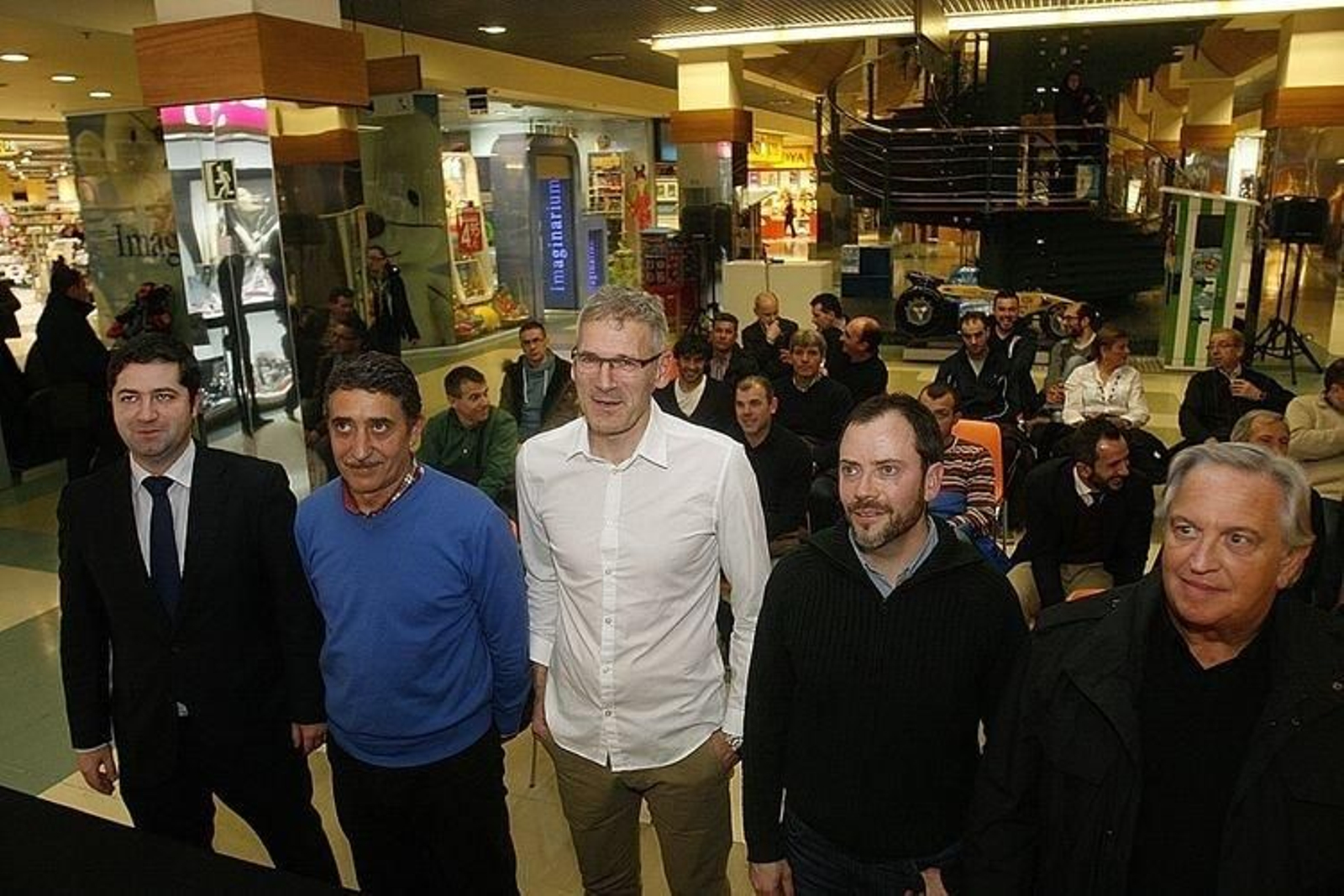 Los asistentes al acto de firma del convenio entre la UDO y la Asociación de Exfutbolistas del CDO.