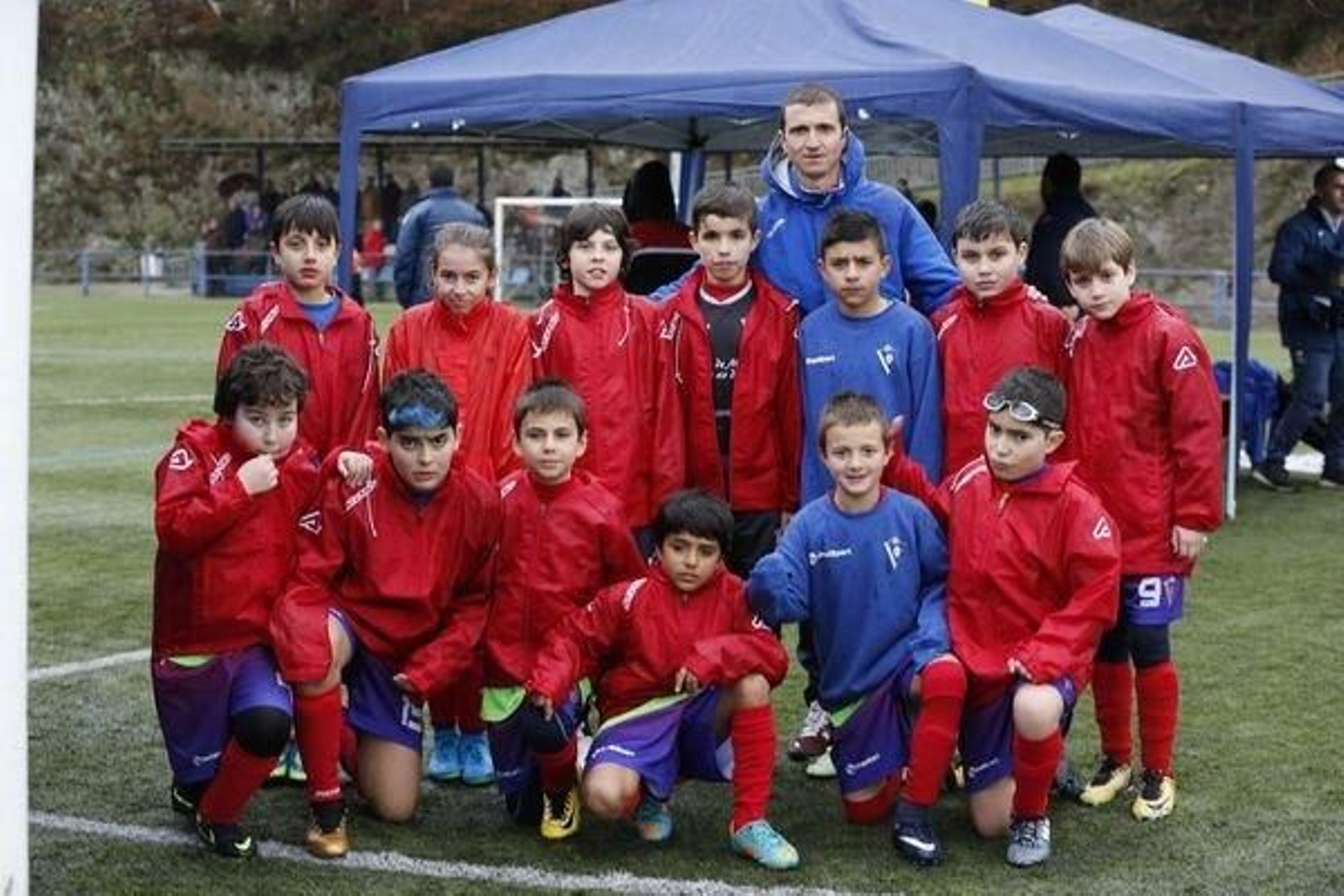 El equipo campeón, el Maceda, antes de la disputa de uno de los partidos en O Seixo.