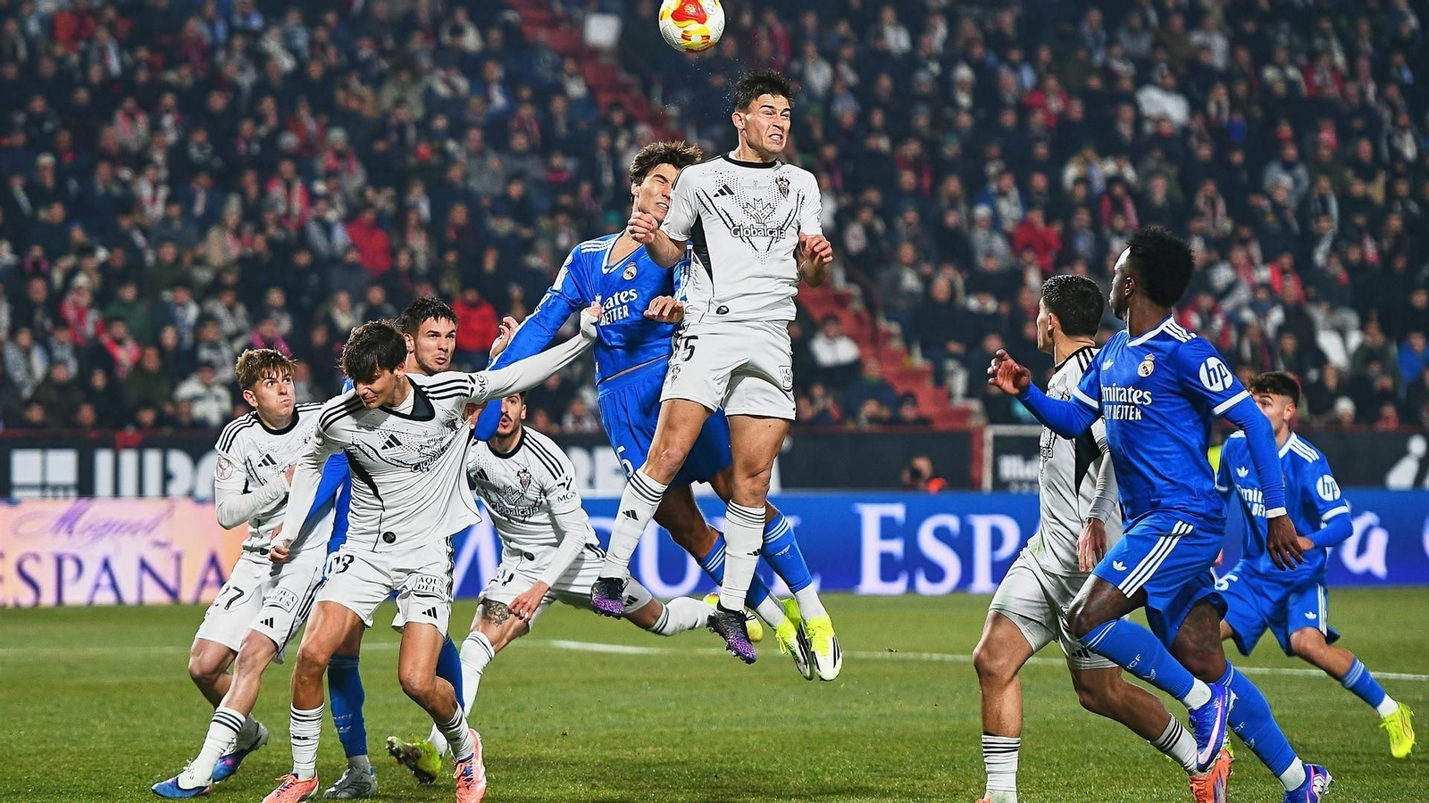 Javi Moreno del Albacete Balompie compite por el balón con Gonzalo Garcia del Real Madrid durante la Copa del Rey.
