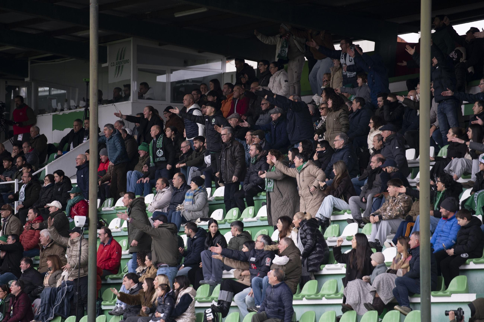 Galería | Espiñedo tiene su regalo adelantado de Navidad con la victoria del CD Arenteiro