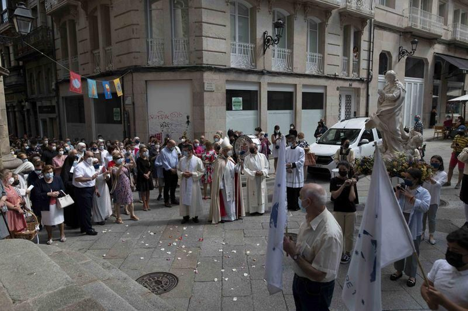 Recibimiento a la virgen de la Inmaculada en las jardinillos del Padre Feijóo // FOTO: MARTIÑO PINAL