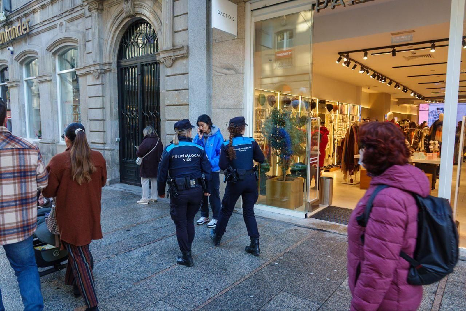 Policías locales en la calle Príncipe esta campaña navideña.