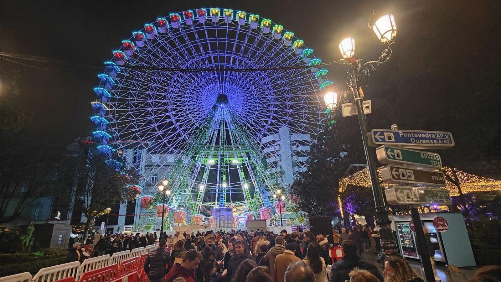 La noria es una de las atracciones más demandadas de la Navidad de Vigo.