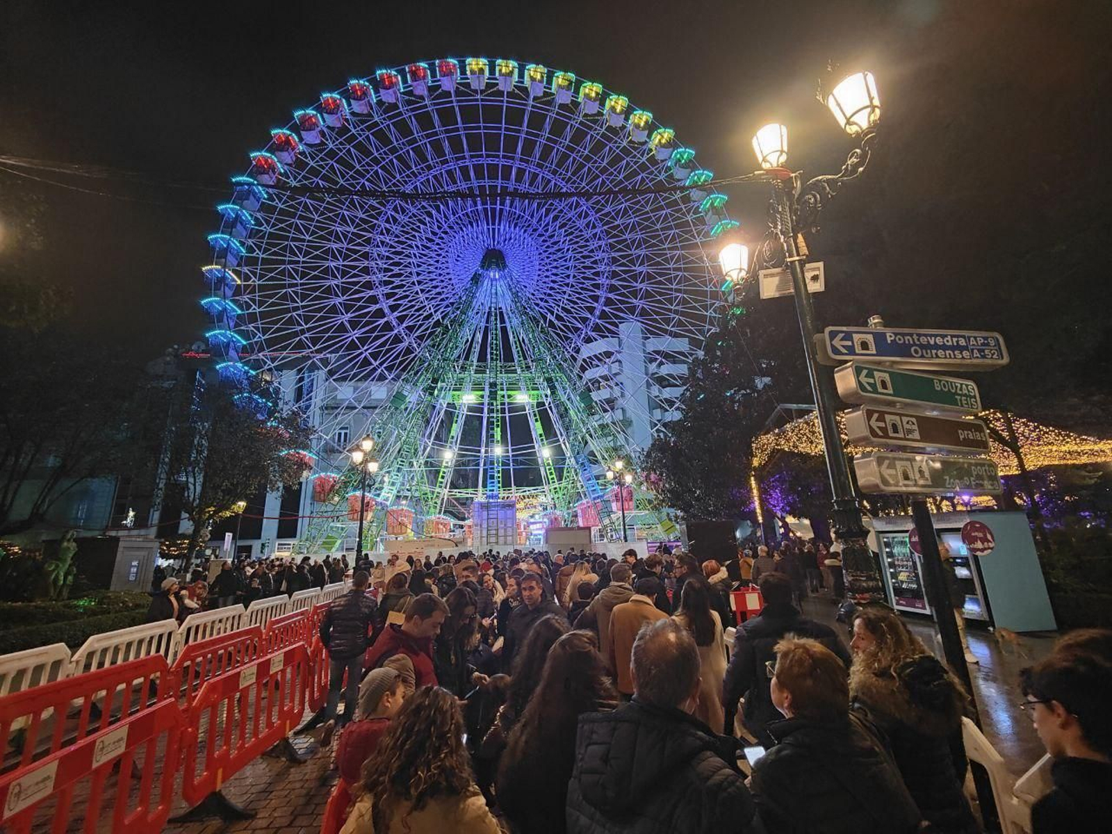 La noria es una de las atracciones más demandadas de la Navidad de Vigo.