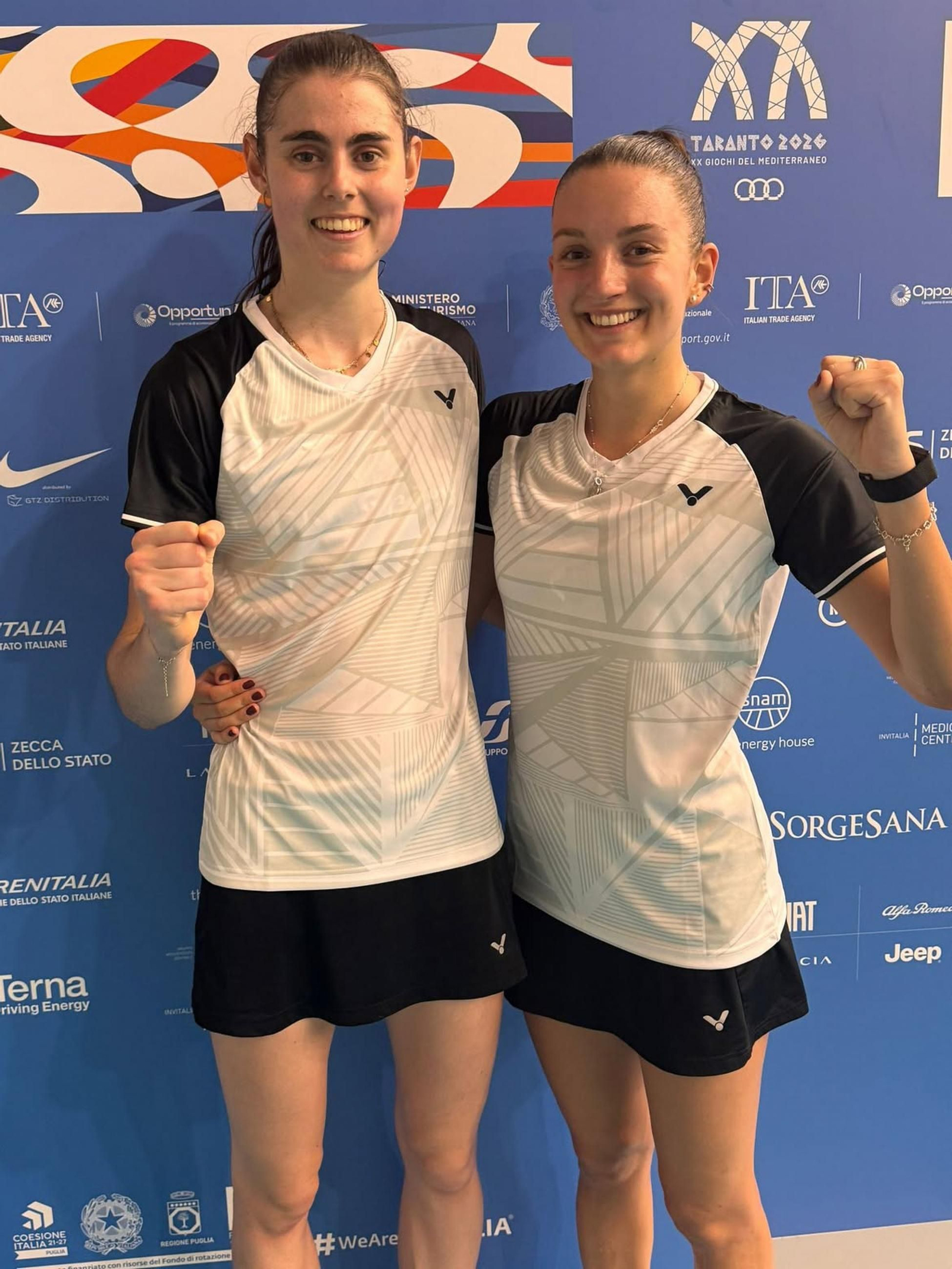 Nikol Carulla y Carmen Jiménez celebran el bronce en bádminton.