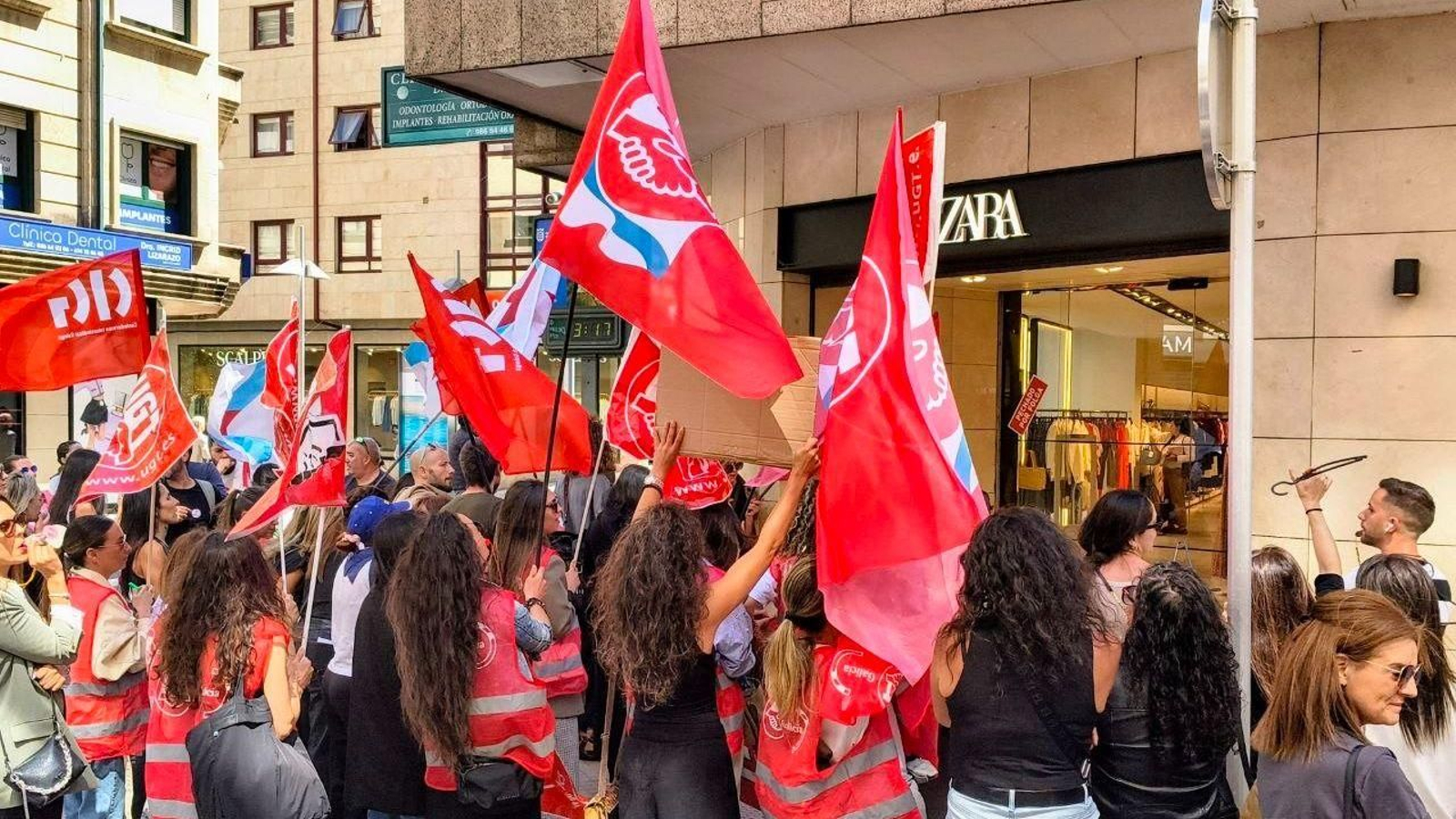 Manifestantes frente al Zara de la calle Benito Corbal.