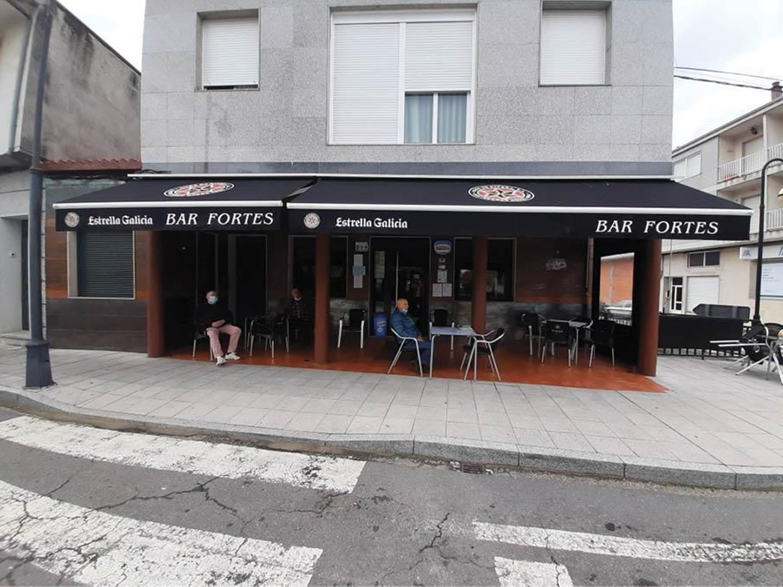 Los vecinos de Mugueimes se conformaron con tomar un café en la terraza. (B.P.)