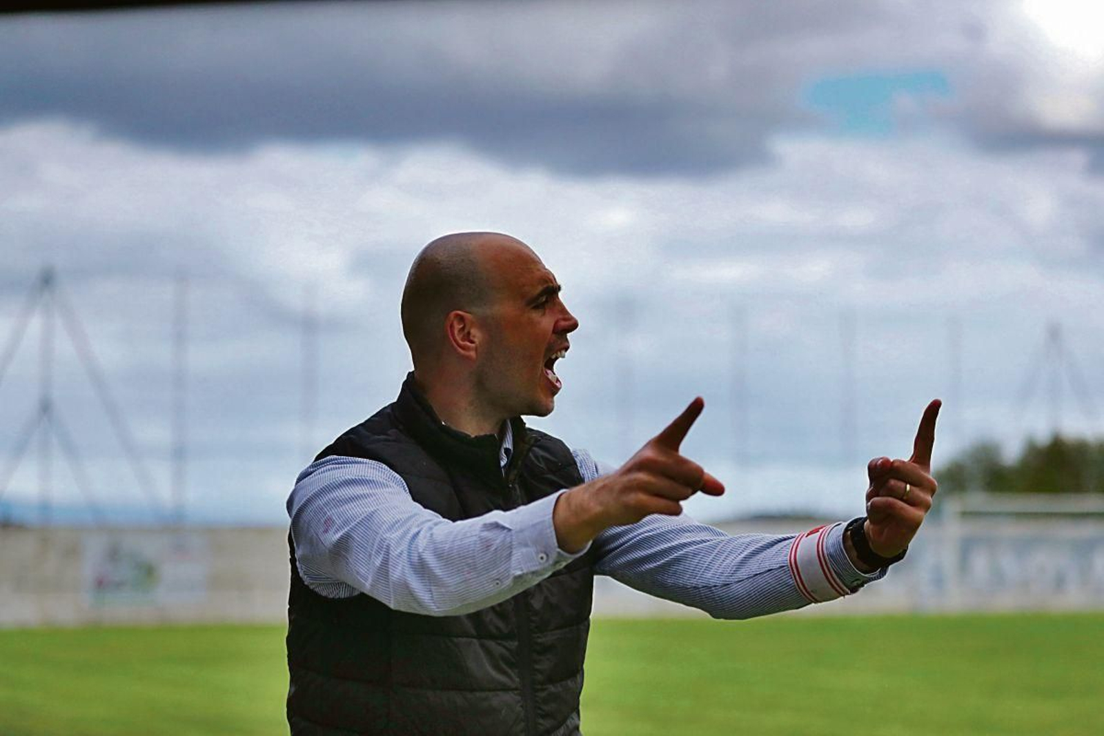 El técnico portugués Tiago Pona da Costa dando indicaciones en San Rosendo.