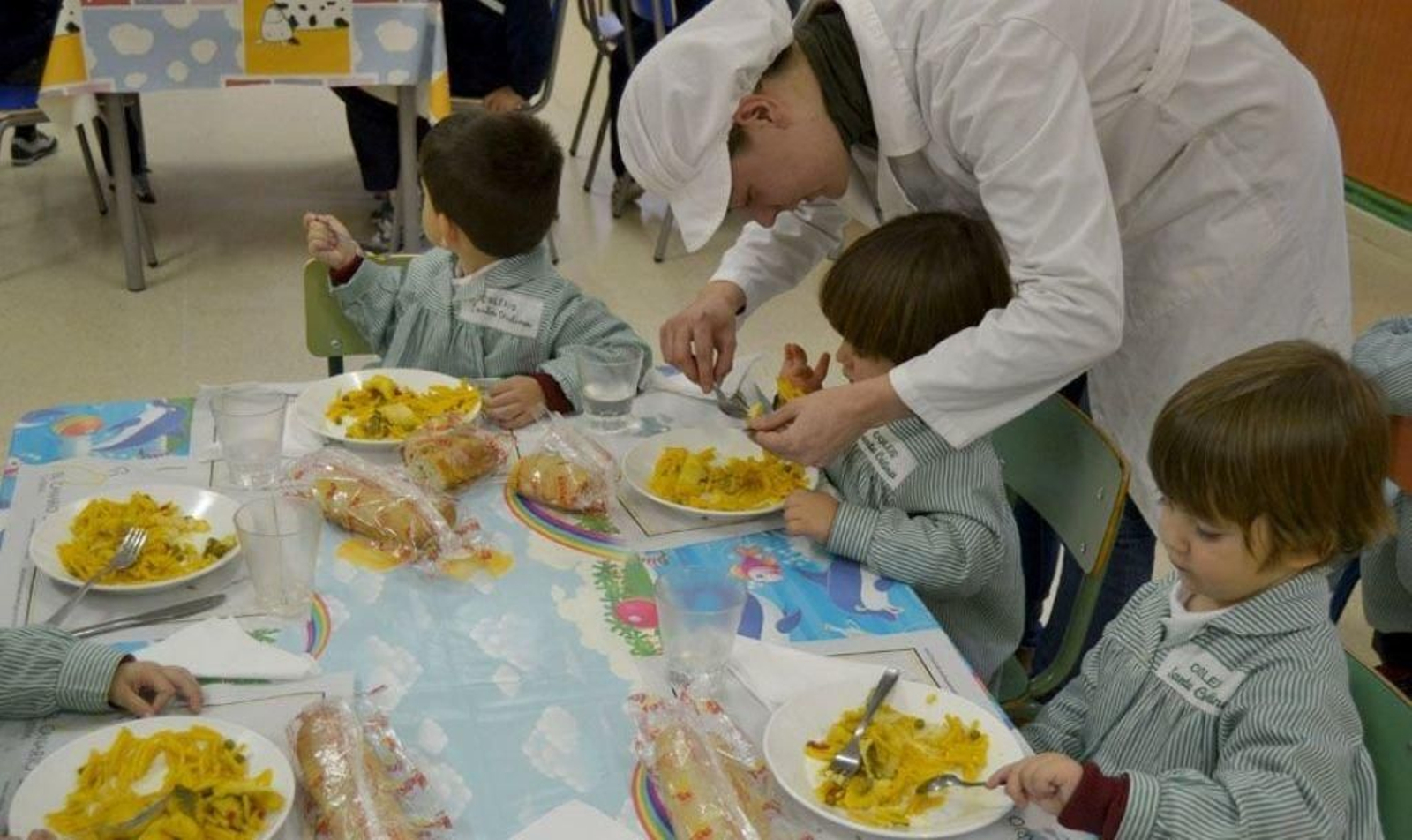 Niños y niñas del CEIP Antonio Palacios participaron ayer en la campaña 'Pesquecoles'.