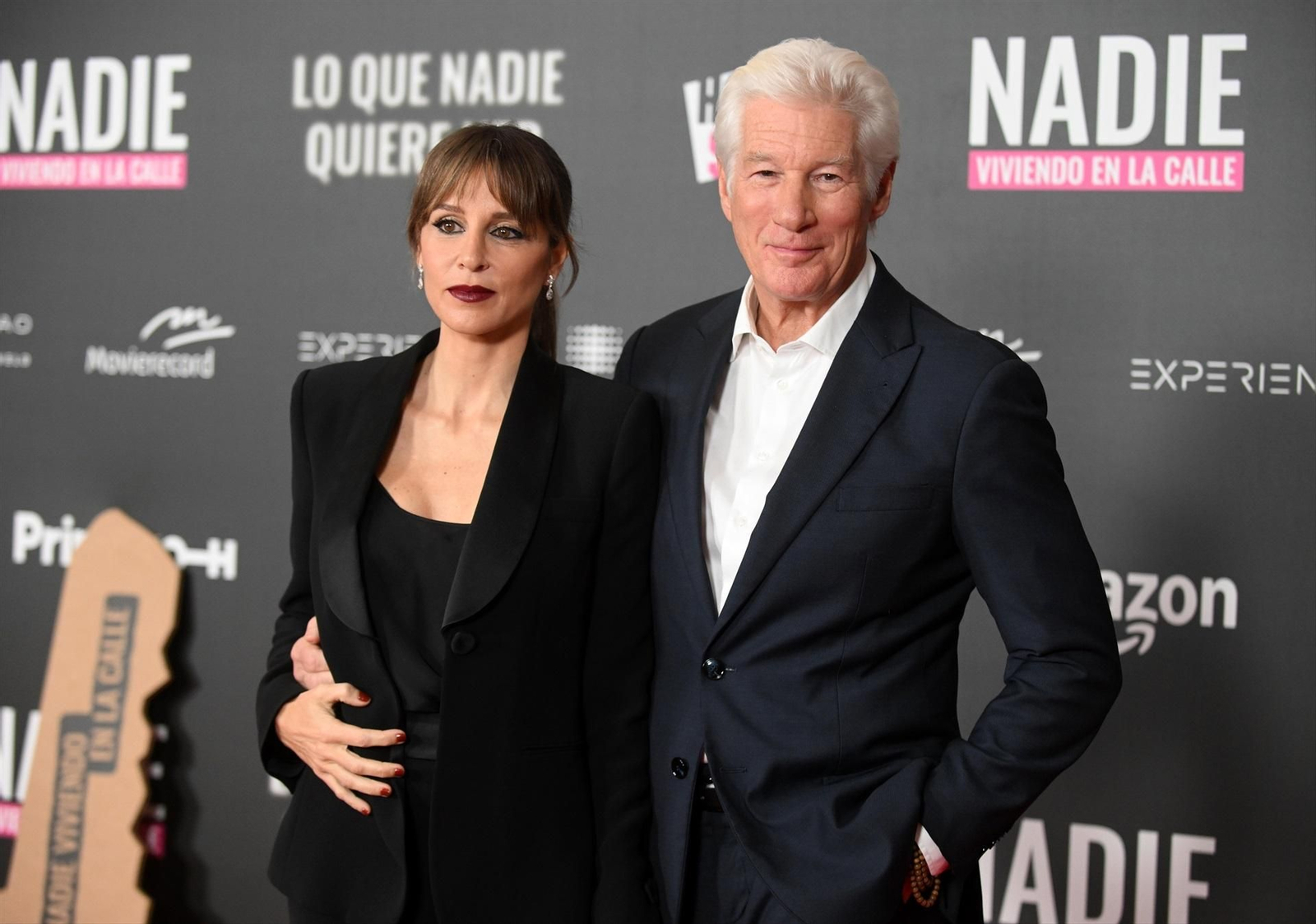 Richard Gere y su mujer Alejandra Silva en la presentación de 'Lo que nadie quiere ver' en Madrid.
