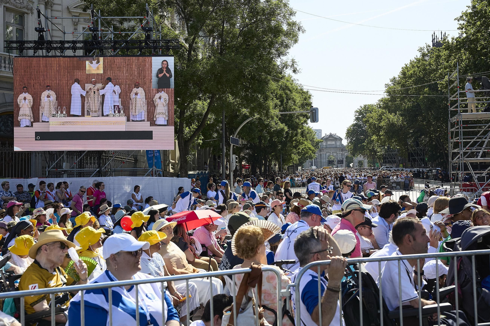 Galería | Multitudinaria misa y procesión del Corpus en Madrid con el papa León XIV