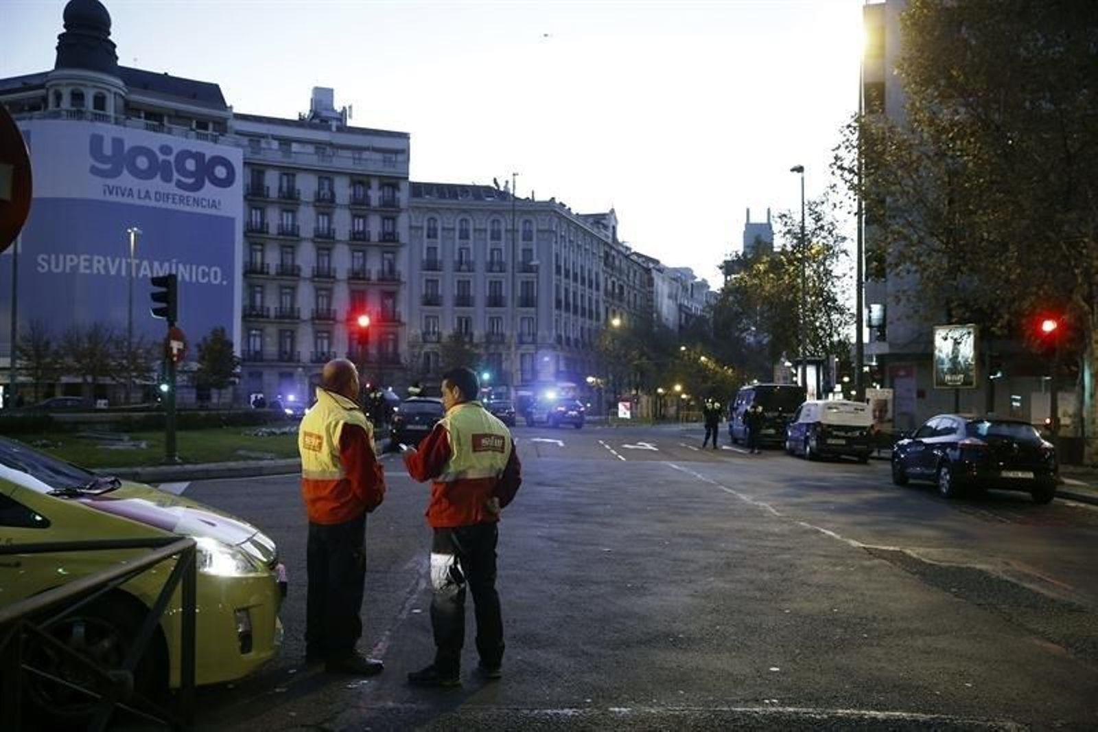 Empotran un coche contra la sede del PP en Madrid03