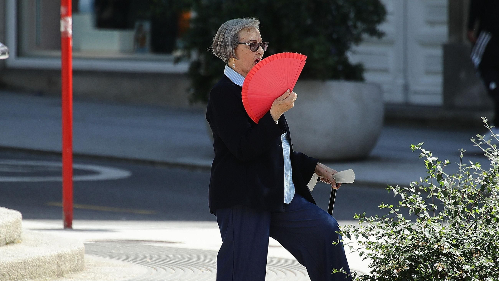 Una mujer combate el calor de Ourense con abanico en mano