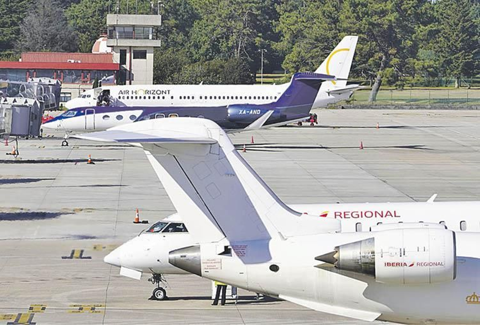 Varios aviones en la terminal del aeropuerto de Peinador.