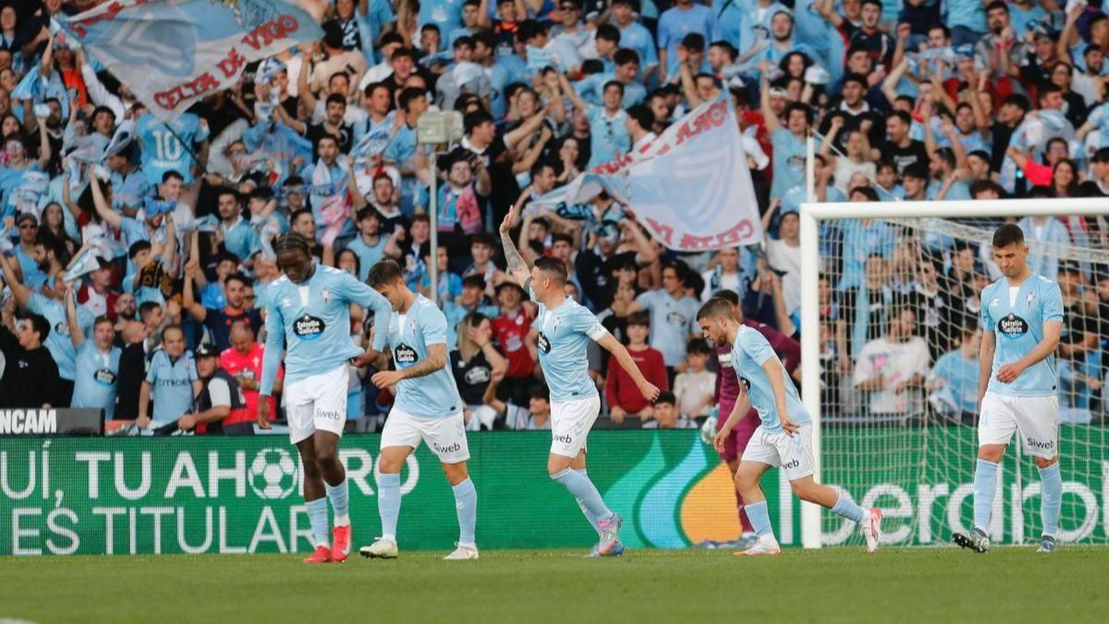 Los jugadores del Celta festejan uno de los goles durante el partido de ayer en Balaídos.