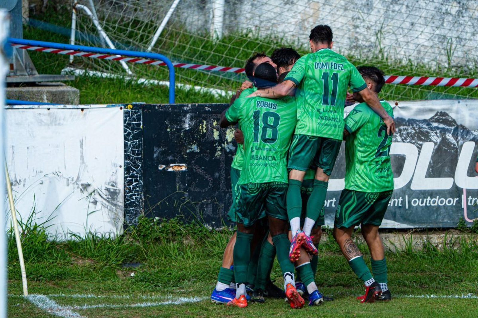 Los jugadores del Ourense CF celebran uno de los goles conseguidos en la visita a Luanco.