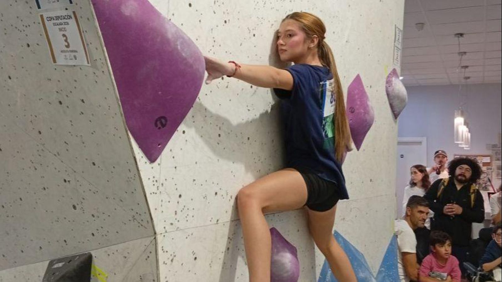 Una escaladora, durante la competición en Asesou.
