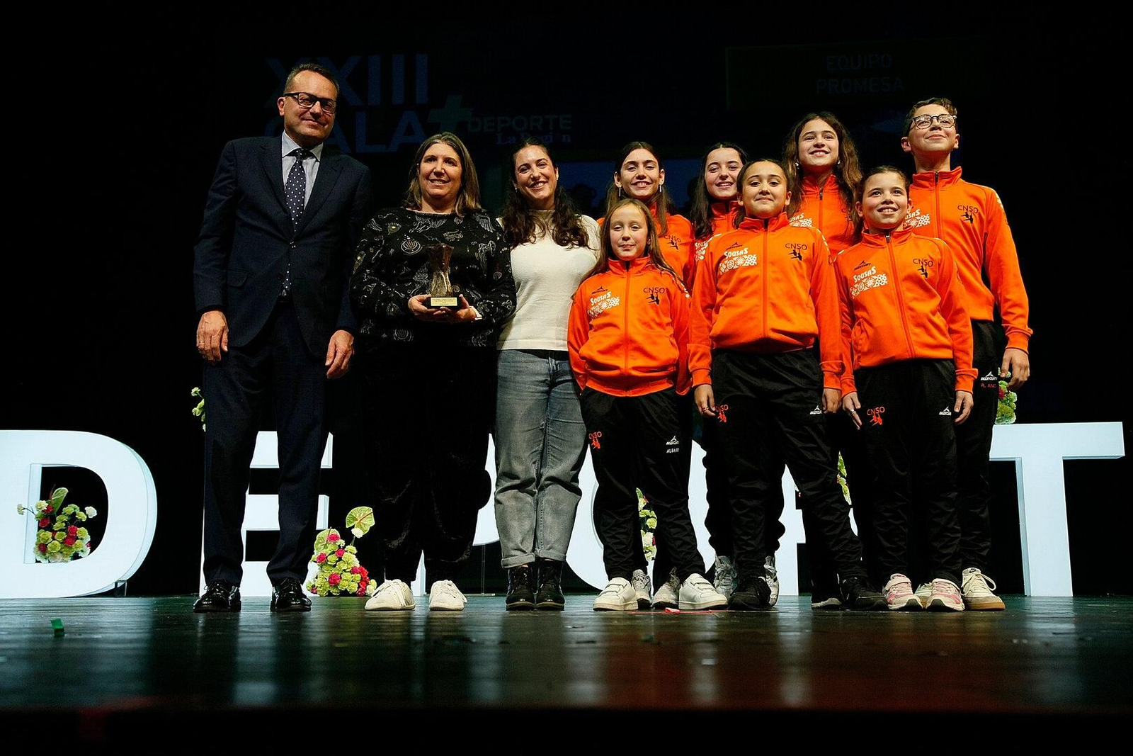 Premio Mejor equipo promesa, para Sincro Ourense Alevín. Entregó el galardón Carlos Barbosa, subdirector de La Región y representante del jurado de los premios +Deporte.