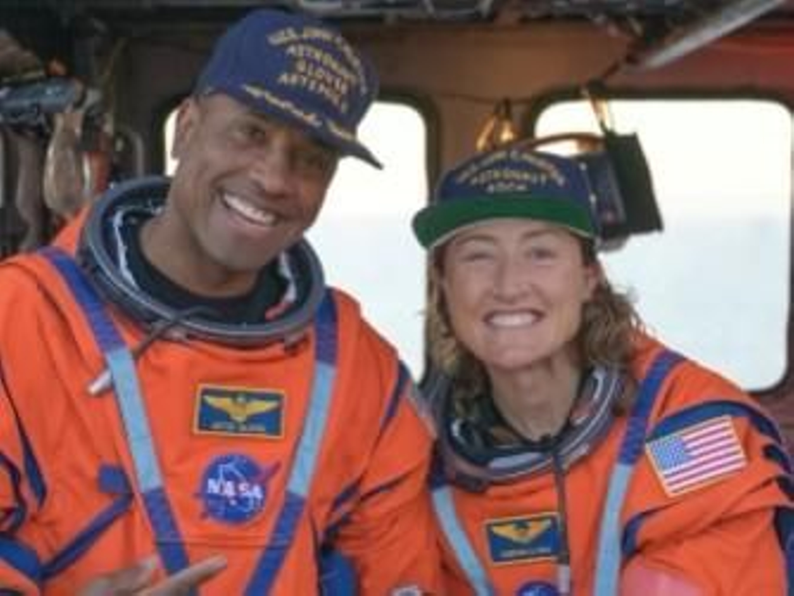 Victor Glover y Christina Koch aparecen juntos en el helicóptero de recuperación, visiblemente emocionados tras la misión lunar.