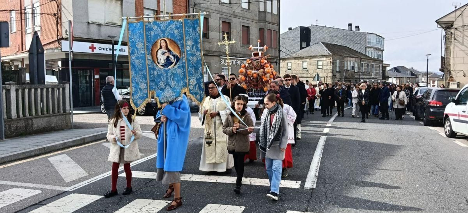Mayores y pequeños participaron en una procesión que recorrió las calles del lugar.