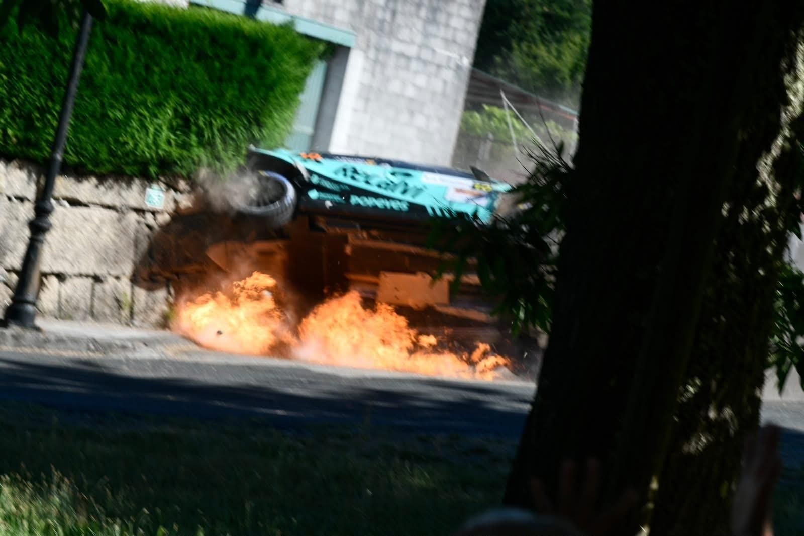 El coche de Javier Pardo en llamas tras un accidente en el Rally de Ourense.