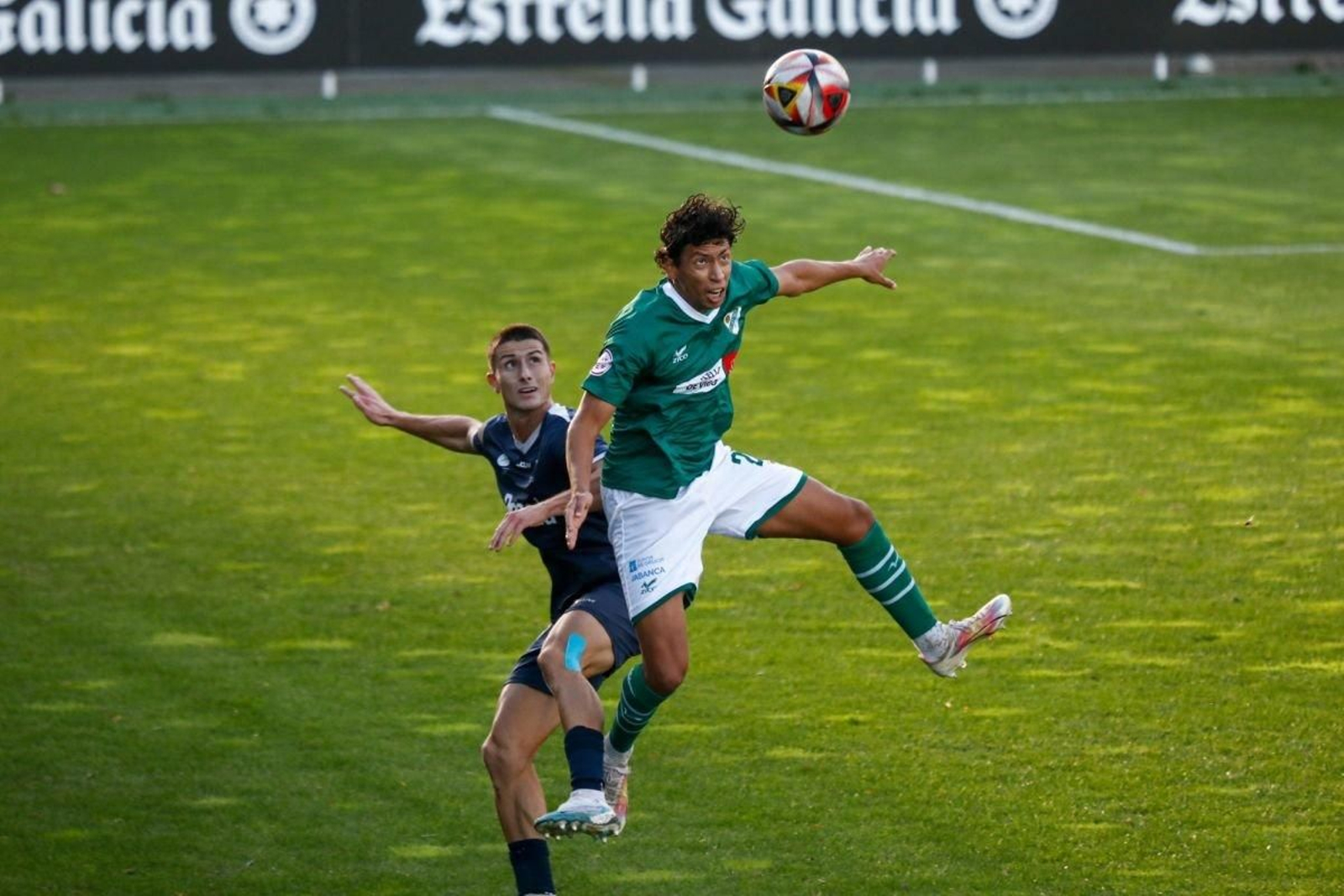Johan disputa un balón ante el Marino en la primera vuelta.