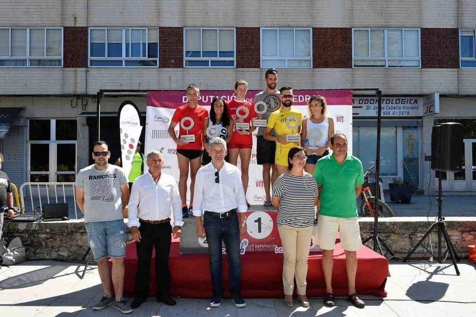 El diputado provincial Santos Héctor durante la entrega de premios en la llegada en A Guarda.