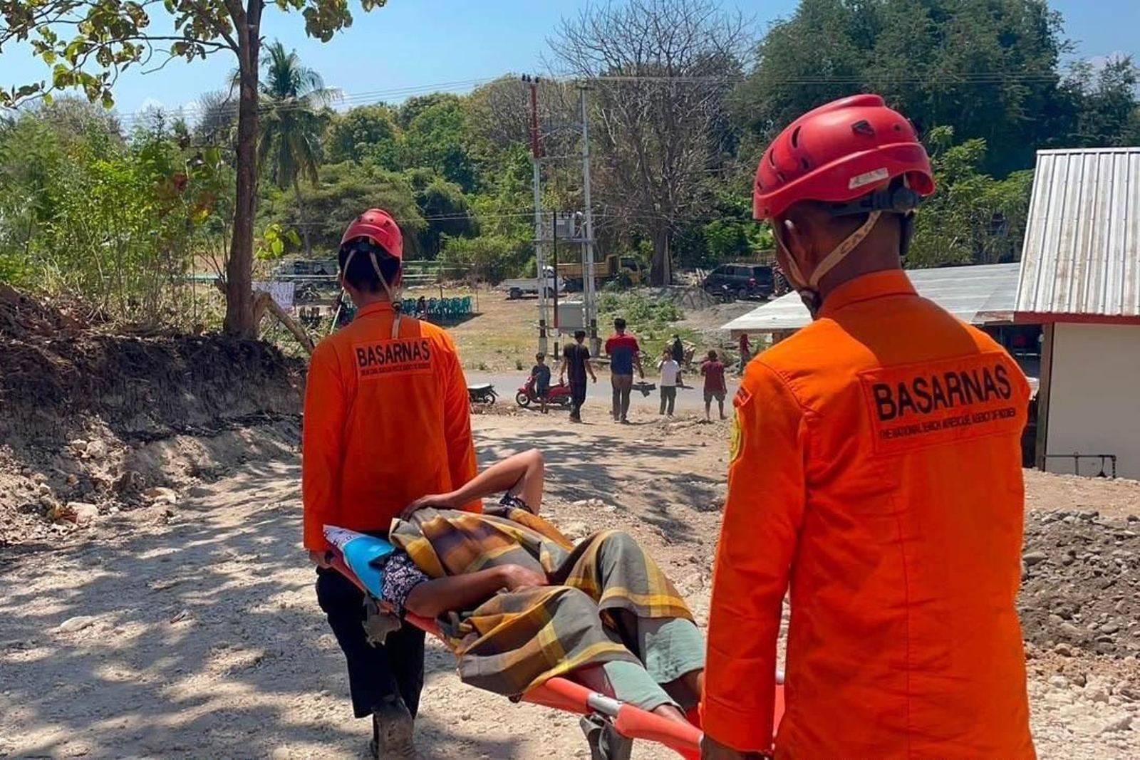 Personal de emergencias de Indonesia atendiendo a las víctimas del terremoto