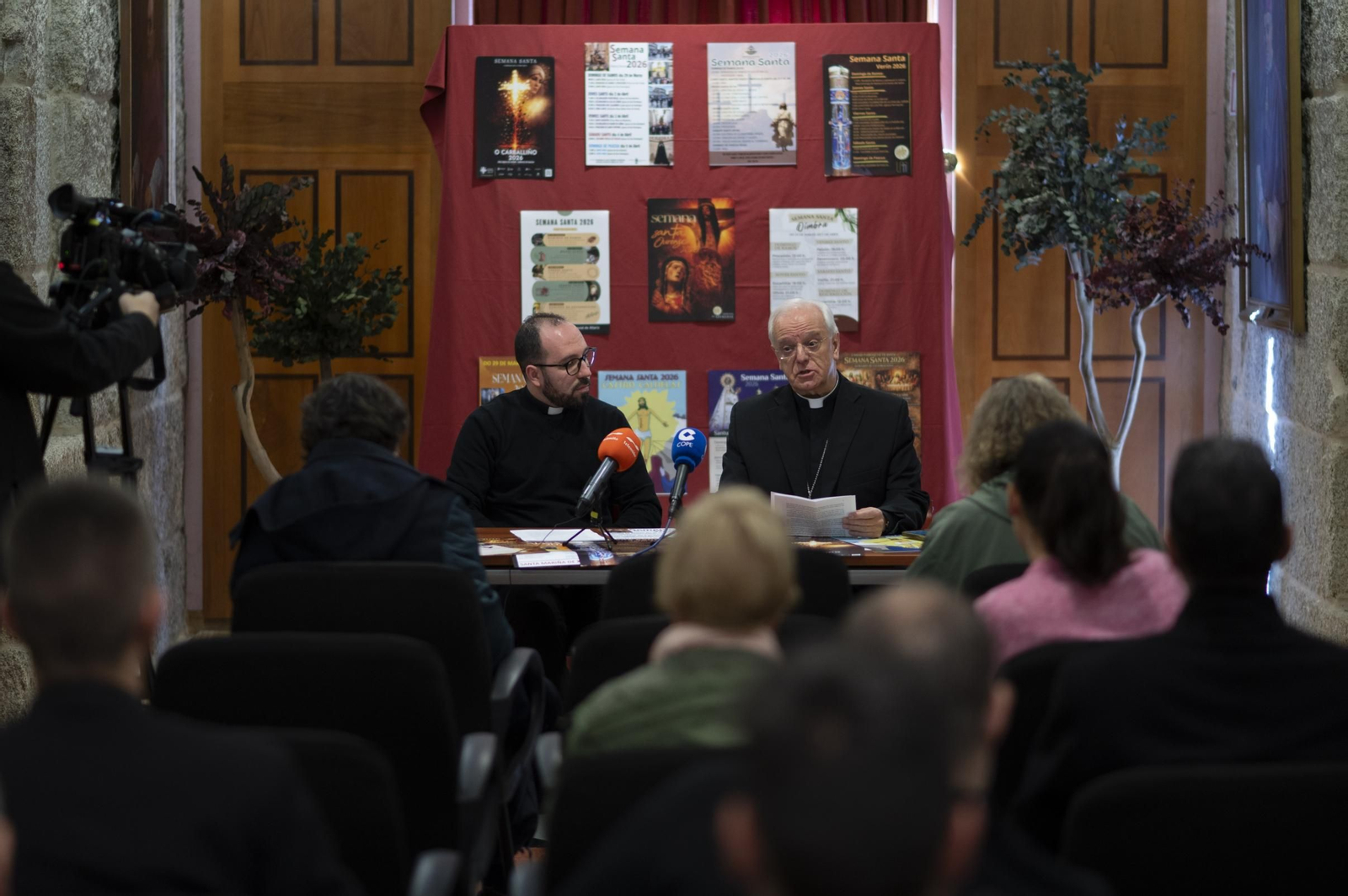 El vicario Francisco López y el obispo Leonardo Lemos durante la presentación de los actos