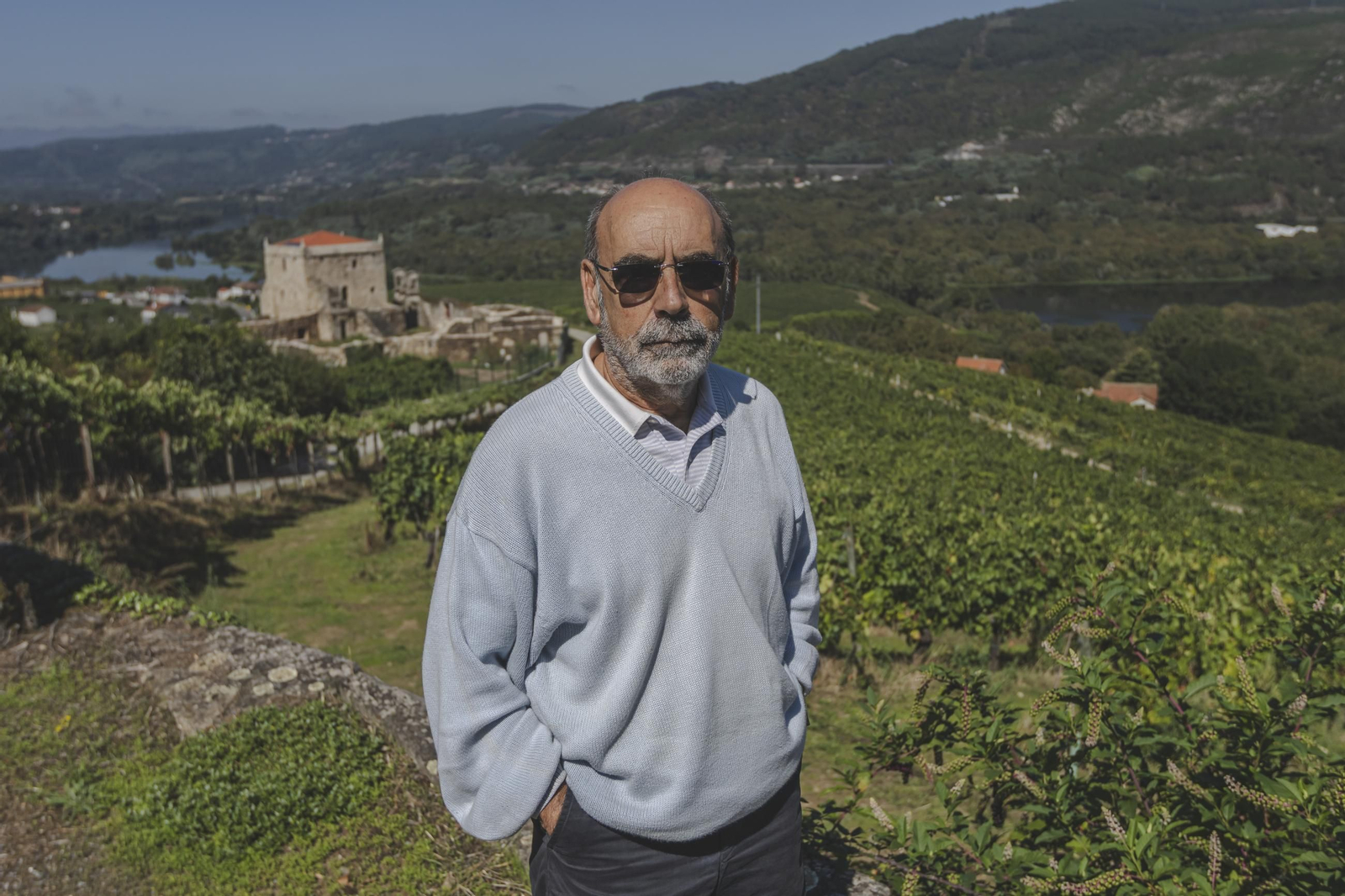 Gabriel del Campo posa con el paisaje que se observa desde su casa, en la aldea de O Olivar (Toén).