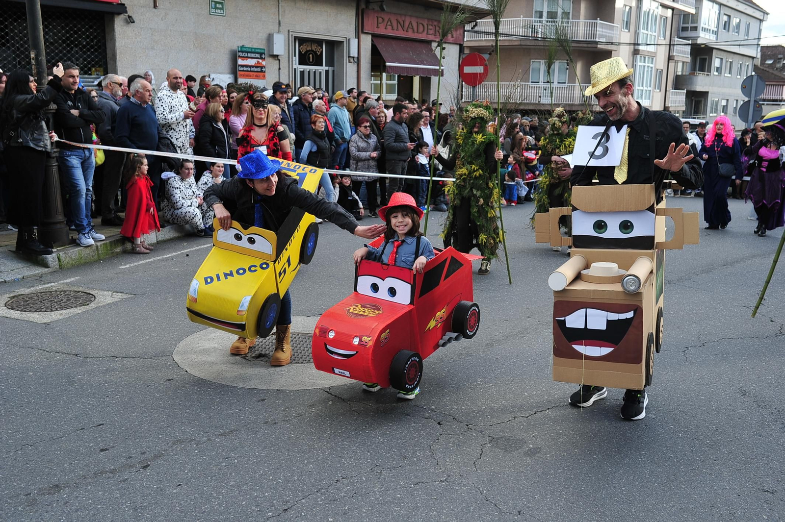 Galería | Color y retranca se pasean por las calles de A Valenzá durante su Martes de Entroido