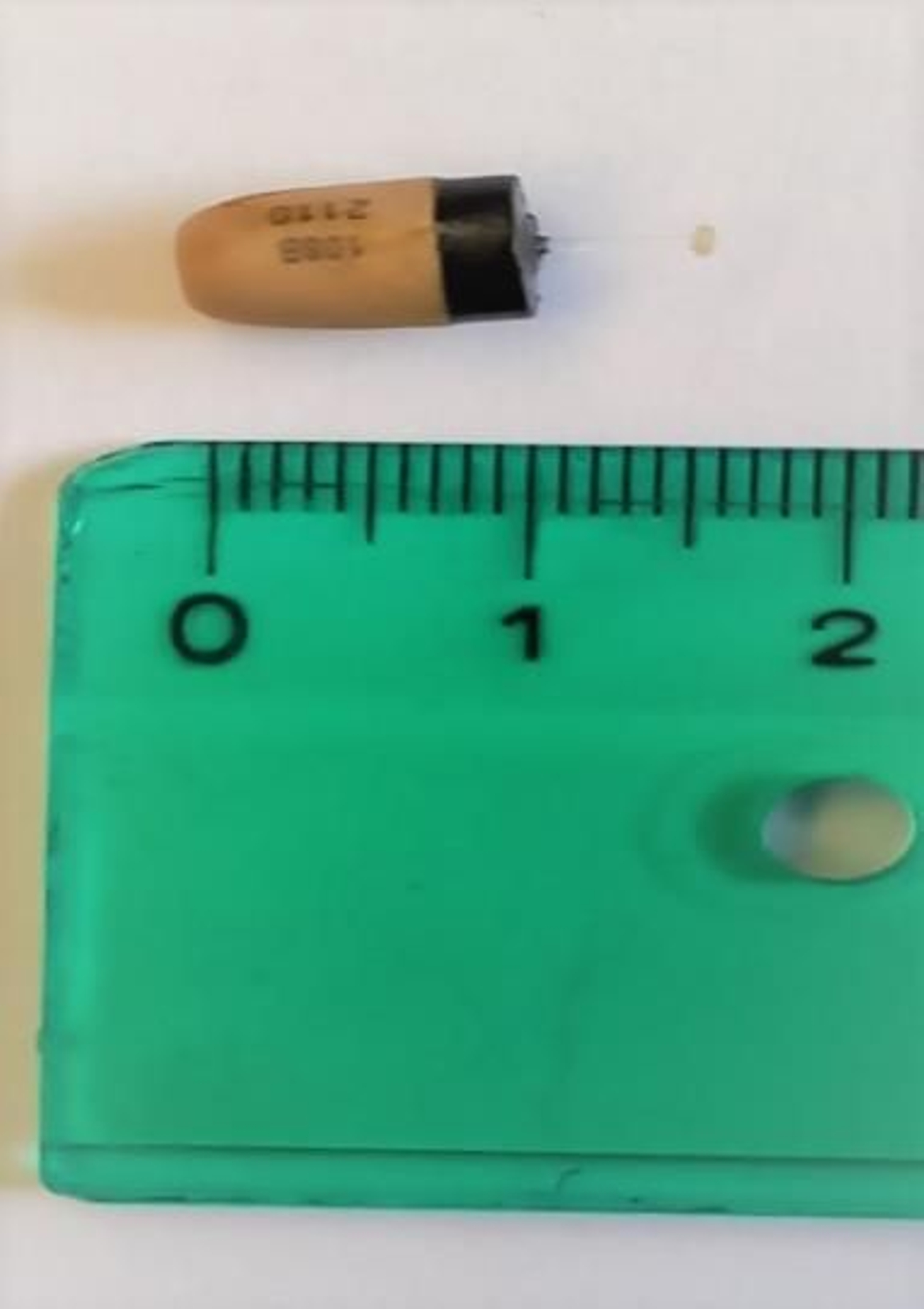 Pinganillo utilizado por un joven de Ourense para tratar de aprobar el examen teórico de conducir (GUARDIA CIVIL)