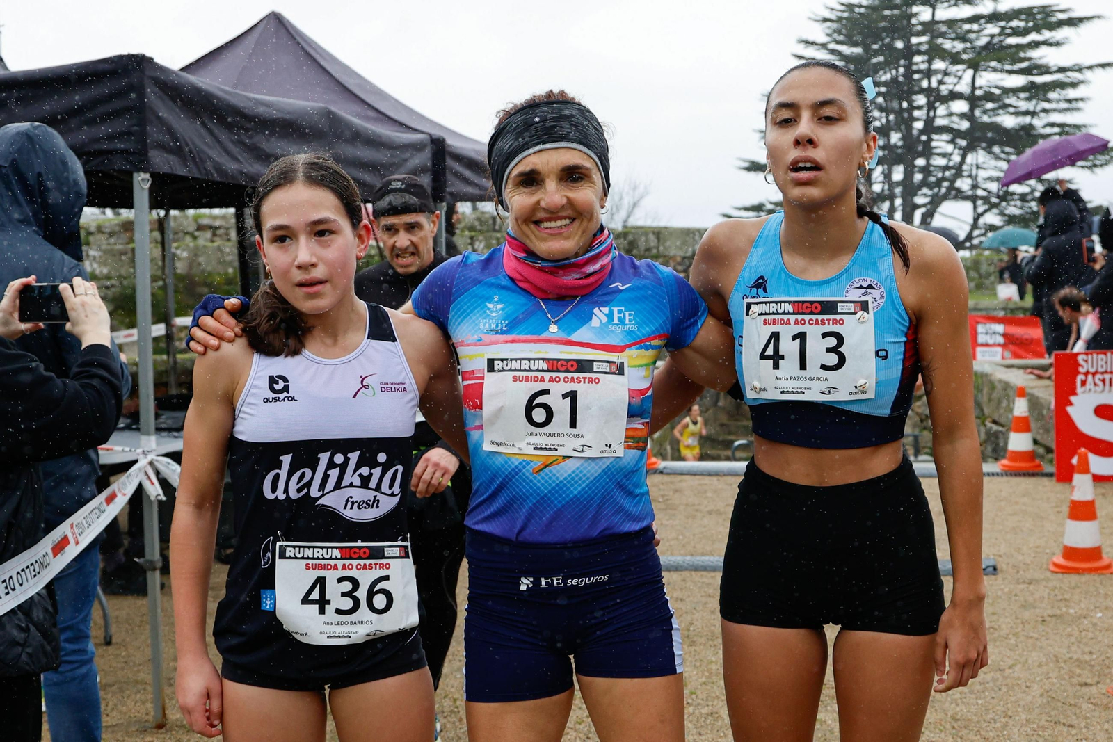Galería | Cientos de atletas aguantan la lluvia en la Subida ao Castro