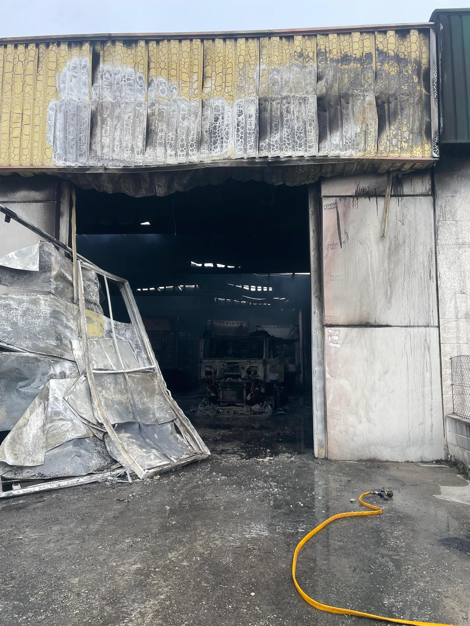 Galería | Así quedó la nave de transportes totalmente calcinada en el polígono de San Cibrao