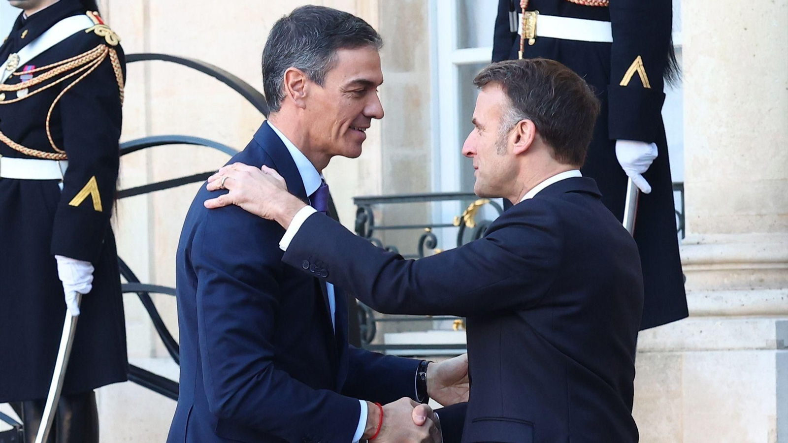 Pedro Sánchez junto a Emmanuel Macron en París.