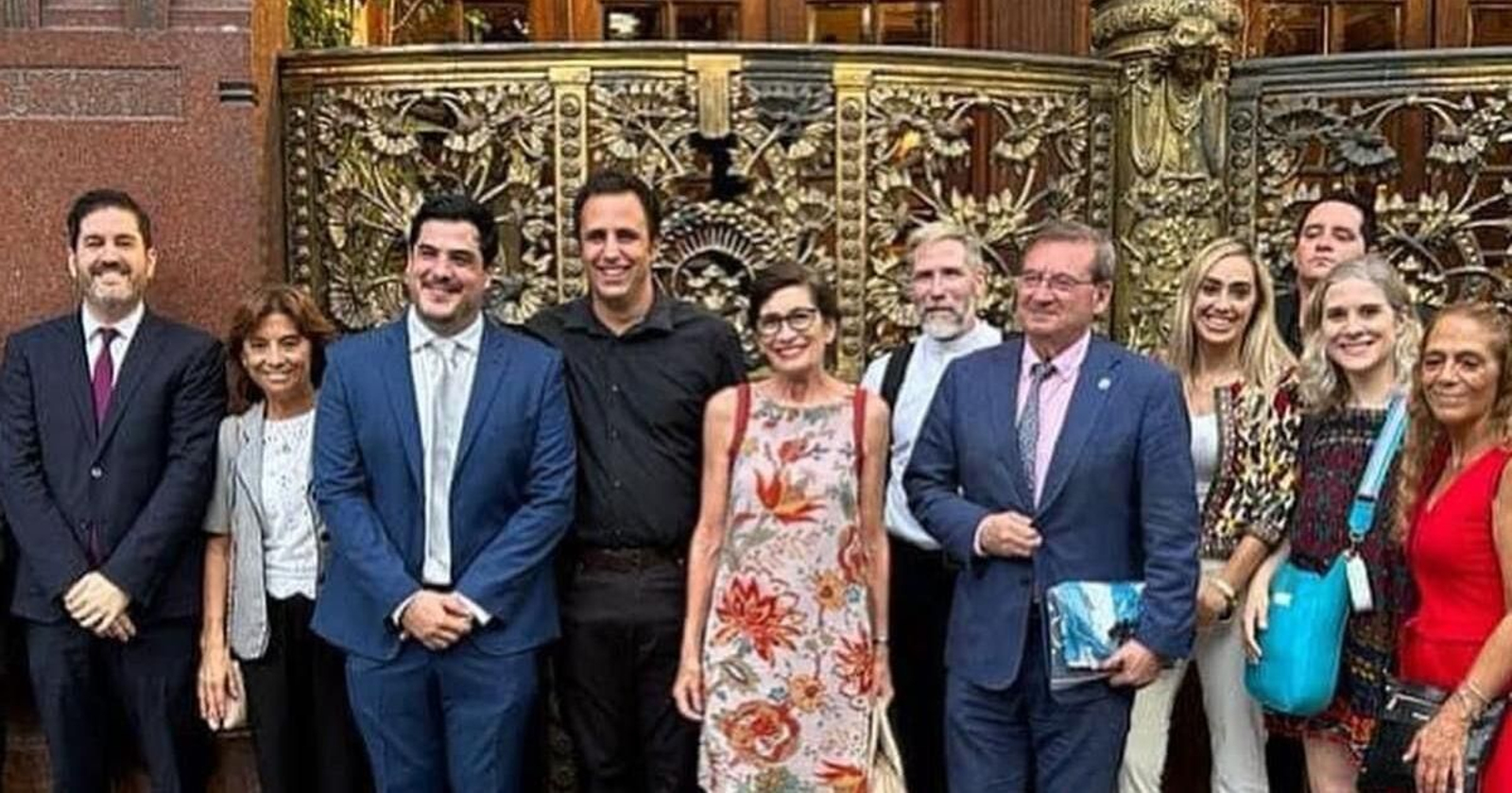 Juan Manuel de Hoz - tercero por la izquierda - en compañía del secretario de Estado de Memoria Democrática y la embajadora de España en Buenos Aires, y miembros de CeDEU